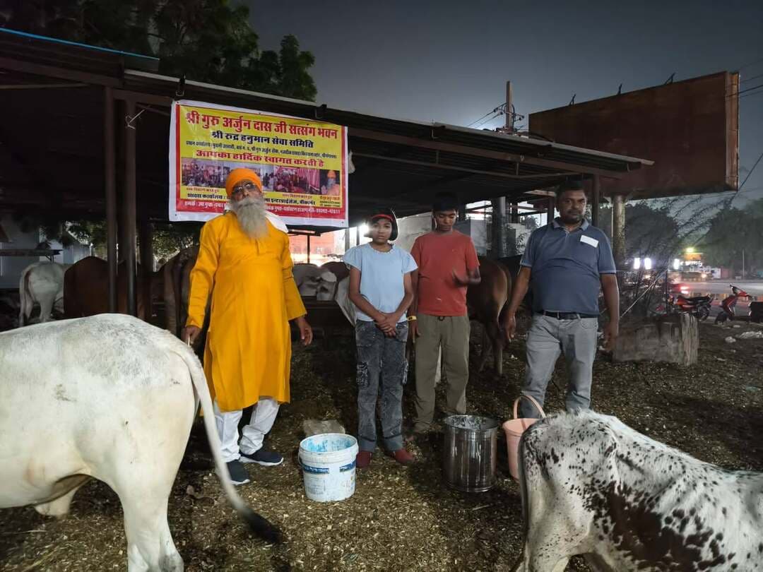 पितृपक्ष में गौ सेवा कर दिया जीव दया का संदेश, गौशाला में वितरित की लापसी और हरा चारा
बीकानेर, 29 सितंबर। श्री गुरु अर्जुन दास सत्संग भवन के संस्थापक एवं श्री रूद्र हनुमान सेवा समिति के राष्ट्रीय अध्यक्ष श्री गुरु अर्जुन दास जी के बीकानेर प्रवास के तीसरे दिन गौ सेवा का आयोजन किया गया। इस दौरान तुलसी सर्किल स्थित गौशाला में गायों के लिए एक क्विंटल लापसी एवं एक क्विंटल हरे चारे की व्यवस्था की गई।
इस अवसर पर श्री गुरु अर्जुन दास जी ने कहा कि "पितृपक्ष में की गई जीव सेवा सबसे बड़ा धर्म है। इससे न केवल पितरों की तृप्ति होती है, अपितु मोक्ष का मार्ग भी प्रशस्त होता है।"
गौ सेवा के दौरान समिति के सदस्य अभिषेक गुप्ता, उषा गुप्ता, वैभव, हिमांशी, मयंक सहित अन्य सदस्य उपस्थित रहे।
उषा गुप्ता ने बताया कि समिति द्वारा जीव सेवा के कार्य आगे भी निरंतर जारी रखे जाएंगे। इस आयोजन के माध्यम से गौ सेवा और जीवों के प्रति करुणा का संदेश दिया गया।