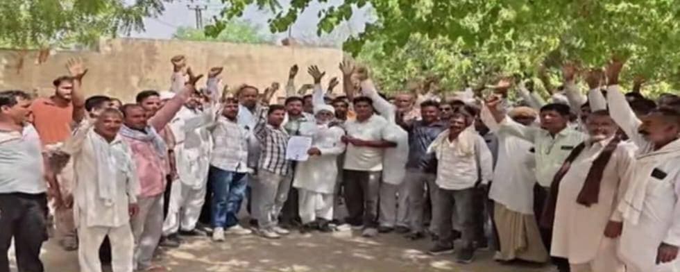 खाजूवाला में सिंचाई पानी की मांग को लेकर किसानों का आंदोलन तेज ,
पंचायतराज चुनाव के बहिष्कार का ऐलान
बीकानेर । बीकानेर जिले के खाजूवाला कस्बे में सिंचाई पानी की मांग को लेकर किसानों का आंदोलन लगातार तेज होता जा रहा है। किसानों ने अब अपनी मांगों के समर्थन में बड़ा फैसला लेते हुए आगामी पंचायतराज चुनाव के बहिष्कार का ऐलान किया है। इसी क्रम में 8केवाईडी एवं ३पीडब्ल्यूएम ग्राम पंचायतों के किसानों ने चुनाव बहिष्कार को लेकर उपखण्ड कार्यालय खाजूवाला पहुंचकर प्रदर्शन किया और प्रशासन को ज्ञापन सौंपा।
किसानों ने कहा कि क्षेत्र में सिंचाई पानी की समस्या का जब तक समाधान नहीं किया जाता, तब तक वे पंचायतराज चुनाव में मतदान नहीं करेंगे। किसानों ने स्पष्ट किया कि उनकी मांगों को लेकर गांव-गांव बैठकों का दौर भी जारी है तथा चुनाव बहिष्कार को लेकर ग्रामीणों को लामबंद किया जा रहा है। किसानों की प्रमुख मांगों में चार में से दो समूहों में सिंचाई पानी देने, छह माह का एक साथ रेगुलेशन जारी करने तथा खरीफ फसल खराबे का मुआवजा देने की मांग शामिल है।
किसानों ने प्रशासन को चेतावनी देते हुए कहा कि यदि इन मांगों का समाधान नहीं हुआ तो पंचायतराज चुनाव में मतदान का बहिष्कार किया जाएगा। आंदोलन के तहत किसानों द्वारा लगातार प्रदर्शन और बैठकों का आयोजन किया जा रहा है। सिंचाई पानी की मांग को लेकर खाजूवाला क्षेत्र में किसानों के आंदोलन के बीच चुनाव बहिष्कार के ऐलान से प्रशासन की चिंता बढ़ गई है।