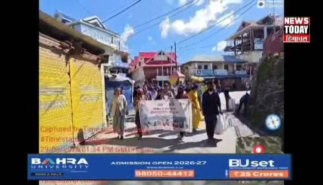 चौपाल में स्वच्छता ही सेवा अभियान के तहत निकली स्वच्छता रैली, NSS स्वयंसेवकों ने दिया स्वच्छता का संदेश
नगर पंचायत चौपाल ने महाविद्यालय और राजकीय विद्यालय के NSS स्वयंसेवकों के साथ चलाया स्वच्छता अभियान, बाजार से लेकर सरकारी परिसरों तक की सफाई
चौपाल में स्वच्छता ही सेवा अभियान के तहत नगर पंचायत चौपाल ने स्वच्छता रैली और विशेष सफाई अभियान का आयोजन किया। नगर पंचायत की अध्यक्ष पोमिता ठाकुर और उपाध्यक्ष ऊषा शर्मा की अध्यक्षता में आयोजित इस कार्यक्रम में महाविद्यालय चौपाल और राजकीय विद्यालय चौपाल के NSS स्वयंसेवकों ने बढ़-चढ़कर भाग लिया। इस दौरान विभिन्न सार्वजनिक स्थानों की सफाई करने के साथ लोगों को स्वच्छता के प्रति जागरूक किया गया।
स्वच्छ और सुंदर चौपाल के संदेश के साथ मंगलवार को नगर पंचायत चौपाल के तत्वावधान में स्वच्छता रैली निकाली गई। यह कार्यक्रम स्वच्छता ही सेवा अभियान, जो 17 सितंबर से 17 अक्तूबर 2026 तक चलाया जा रहा है, के तहत आयोजित किया गया।
नगर पंचायत अध्यक्ष पोमिता ठाकुर और उपाध्यक्ष ऊषा शर्मा की अध्यक्षता में आयोजित इस अभियान में महाविद्यालय चौपाल के NSS स्वयंसेवकों और राजकीय विद्यालय चौपाल के NSS स्वयंसेवकों ने हिस्सा लिया।
स्वच्छता रैली के दौरान राजकीय विद्यालय चौपाल परिसर, महाविद्यालय परिसर, तहसील ग्राउंड, उपमंडलाधिकारी कार्यालय परिसर, चौपाल बस स्टैंड और चौपाल बाजार में विशेष स्वच्छता अभियान चलाया गया।
NSS स्वयंसेवकों के साथ नगर पंचायत के कर्मचारियों और सफाई कर्मियों ने सार्वजनिक स्थलों की सफाई की तथा लोगों को अपने आसपास के क्षेत्रों को स्वच्छ रखने के लिए जागरूक किया।
अभियान के दौरान स्वच्छता को केवल एक दिन का कार्यक्रम न मानकर इसे दैनिक जीवन का हिस्सा बनाने का संदेश दिया गया। स्वयंसेवकों और नगर पंचायत कर्मचारियों ने लोगों से सार्वजनिक स्थानों पर कूड़ा न फैलाने और स्वच्छता व्यवस्था में सहयोग करने की अपील की।
कार्यक्रम में महाविद्यालय चौपाल के अधिकारीगण, नगर पंचायत कार्यालय के अधिकारी और कर्मचारी भी मौजूद रहे।
चौपाल में आयोजित इस अभियान के माध्यम से नगर पंचायत और शिक्षण संस्थानों ने स्वच्छता के प्रति सामूहिक जिम्मेदारी का संदेश दिया। अभियान के तहत आने वाले दिनों में भी लोगों को स्वच्छता के प्रति जागरूक करने की गतिविधियां जारी रहेंगी।
न्यूज टुडे हिमाचल, के लिए चौपाल से गिरीश ठाकुर की रिपोर्ट