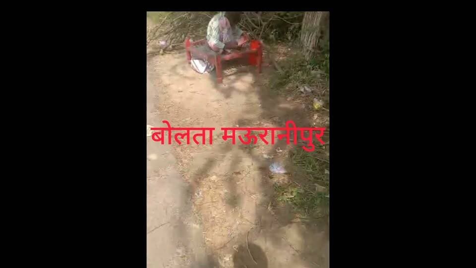 झांसी गरौठा थाना क्षेत्र का एक वीडियो सोशल मीडिया पर वीडियो वायरल हो रहा जिसमें खुलेआम अवैध कच्ची शराब बिकने का वीडियो वायरल हो रहा है वायरल वीडियो ग्राम खैरी का बताया जा रहा है