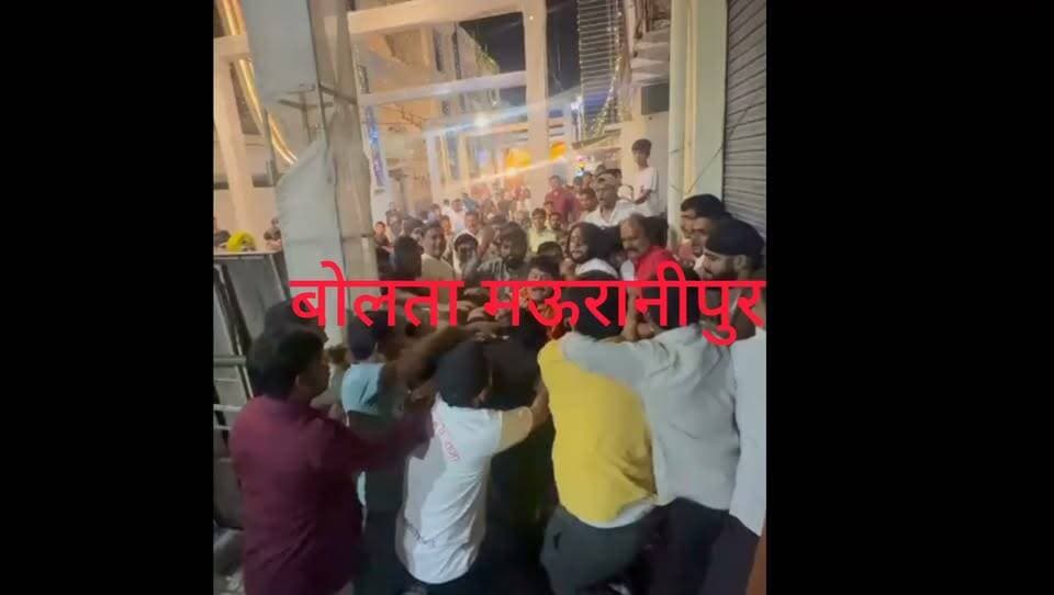 झांसी भंडारे में बाइक निकलने को लेकर दो पक्ष भिड़े जमकर हुई मारपीट वीडियो वायरल सीपरी बाजार क्षेत्र का मामला