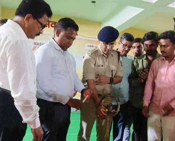 डीएम श्री शेखर आनंद (IAS) एवं एसपी श्री हिमांशु (IPS) की गरिमामयी उपस्थिति में आर.डी. कॉलेज में "नशा मुक्त युवा से विकसित भारत" कार्यक्रम का भव्य आयोजन; 300 से अधिक युवाओं ने ली नशा मुक्ति की शपथ एवं सिग्नेचर वॉल पर किए हस्ताक्षर शेखपुरा।
युवा कार्यक्रम एवं खेल मंत्रालय, भारत सरकार के तत्वावधान में माय भारत (MY Bharat) / नेहरू युवा केंद्र, शेखपुरा द्वारा जिला युवा अधिकारी श्री विवेक वैष्णवी के नेतृत्व में आज रामाधीन (आर.डी.) कॉलेज, शेखपुरा के प्रांगण में "नशा मुक्त युवा फॉर विकसित भारत" अभियान के अंतर्गत जिला स्तरीय प्रतियोगिताओं का सफल आयोजन किया गया।
मुख्य अतिथि जिला पदाधिकारी श्री शेखर आनंद (IAS) ने युवाओं को नशे के गंभीर दुष्प्रभावों से आगाह करते हुए कहा कि नशे में संलिप्तता किसी भी युवा के करियर, शिक्षा, व्यक्तिगत जीवन और परिवार को पूरी तरह से तबाह कर देती है। उन्होंने स्पष्ट किया कि जब एक युवा नशे के दलदल में फंसता है, तो केवल वह ही नहीं, बल्कि पूरा समाज और देश प्रभावित होता है। जिलाधिकारी ने विश्वास दिलाया कि शेखपुरा जिला प्रशासन युवाओं को नशे की कुरीति के खिलाफ इस लड़ाई में हर संभव सहायता और संसाधन उपलब्ध कराने के लिए पूरी तरह से प्रतिबद्ध है, ताकि वर्ष 2047 तक 'विकसित भारत' के राष्ट्रीय संकल्प को साकार किया जा सके।
इस गरिमामयी कार्यक्रम की अध्यक्षता आर.डी. कॉलेज के प्राचार्य प्रो. (डॉ.) मो. शहाबुद्दीन ने की। कार्यक्रम में मुख्य अतिथि के रूप में ज़िला पदाधिकारी (डीएम) शेखपुरा श्री शेखर आनंद (IAS) तथा विशिष्ट अतिथि (Guest of Honour) के रूप में पुलिस अधीक्षक (एसपी) शेखपुरा श्री हिमांशु (IPS) उपस्थित रहे। इस ऐतिहासिक आयोजन में जिले के विभिन्न प्रखंडों एवं शैक्षणिक संस्थानों से आए 300 से अधिक युवाओं ने भाग लिया। कार्यक्रम का औपचारिक एवं भव्य शुभारंभ मुख्य अतिथि एवं अन्य गणमान्य अतिथियों द्वारा दीप प्रज्वलन, राष्ट्रीय गीत (वंदे मातरम) एवं राष्ट्रगान के साथ अत्यंत देशभक्तिपूर्ण माहौल में हुआ। इस ऐतिहासिक आयोजन में जिले के विभिन्न प्रखंडों एवं शैक्षणिक संस्थानों से आए 300 से अधिक युवाओं ने भाग लिया।
कार्यक्रम के विशिष्ट अतिथि पुलिस अधीक्षक श्री हिमांशु (IPS) ने युवाओं को संबोधित करते हुए 'इलाज से बेहतर बचाव' (Prevention is better than cure) के सिद्धांत पर विशेष बल दिया। उन्होंने कहा कि सामान्यतः पुलिस की भूमिका किसी घटना या अपराध के घटित होने के बाद यानी उपचारात्मक (Curative) चरण में आती है, किंतु नशे जैसी सामाजिक बुराई को जड़ से खत्म करने के लिए हमें रोकथाम (Prevention) के स्तर पर ही अपने प्रयासों को अधिक तीव्र और प्रभावी बनाना होगा। एसपी ने जोर देकर कहा कि प्राथमिकता इस बात की होनी चाहिए कि हमारा युवा वर्ग नशे की गर्त में कदम ही न रखे। उन्होंने युवाओं से स्वयं व्यसनमुक्त रहने और समाज को जागरूक करने में सक्रिय भूमिका निभाने का आह्वान किया।
युवाओं की सामाजिक जागरूकता और सांस्कृतिक-वैचारिक प्रतिभा को मंच प्रदान करने के लिए 08 विभिन्न स्पर्धाओं - लोकगीत, समूह लोक नृत्य, नुक्कड़ नाटक/मूक अभिनय, चित्रकला, वाद-विवाद, स्लैम पोएट्री, रील्स मेकिंग एवं स्लोगन लेखन का आयोजन किया गया। जिला शिक्षा पदाधिकारी (DEO) शेखपुरा द्वारा मनोनीत विभिन्न विद्यालयों के प्राचार्यों एवं वरिष्ठ विषय-विशेषज्ञ शिक्षकों ने निर्णायक (Judges) की भूमिका निभाते हुए निष्पक्ष एवं पारदर्शी मूल्यांकन किया।
सिग्नेचर वॉल पर हस्ताक्षर एवं नशा मुक्ति प्रतिज्ञा
कार्यक्रम स्थल पर स्थापित विशेष सिग्नेचर वॉल (Signature Wall) पर 300 से अधिक युवाओं ने अपने हस्ताक्षर दर्ज कर 'नशा मुक्त युवा' के माध्यम से 'विकसित भारत' के निर्माण का दृढ संकल्प व्यक्त किया। इसके साथ ही जिला युवा अधिकारी श्री विवेक वैष्णवी द्वारा उपस्थित अतिथियों, प्राध्यापकों, स्वयंसेवकों एवं सैकड़ों युवाओं को जीवन भर नशे से दूर रहने तथा समाज को व्यसनमुक्त बनाने की 'नशा मुक्ति प्रतिज्ञा' (Nasha Mukti Pledge) दिलाई गई। कार्यक्रम का ओजस्वी एवं कुशल मंच संचालन आकाश कश्यप द्वारा किया गया। आयोजन के सुचारू समन्वय में एनएसएस (NSS) की कार्यक्रम पदाधिकारी डॉ. नवलता के साथ-साथ आर.डी. कॉलेज के प्राध्यापकगण- अंजनी कुमार, डॉ. अभिषेक पांडे, डॉ. अर्चना कुमारी, डॉ. उपेन्द्र शर्मा, डॉ. राम कुमार एवं डॉ. मनोज कुमार ने महत्वपूर्ण भूमिका निभाई।
मेरा युवा भारत एवं एनएसएस स्वयंसेवकों का सराहनीय योगदान
कार्यक्रम के सफल संचालन में माय भारत के स्वयंसेवकों दीपक कुमार, ज्योति कुमारी, मोनी कुमारी, आकाश कश्यप, मनोहर कुमार बिंद, शिवम कुमार एवं सुमित कुमार चौधरी तथा राष्ट्रीय सेवा योजना (NSS) के स्वयंसेवकों-गुलशन कुमार, जिज्ञास कुमार, संतोष कुमार, बिक्की कुमार, सिकंदर कुमार, नीरज कुमार, अमन कुमार एवं ऋतिक कुमार का अनुशासित व सराहनीय योगदान रहा। सभी आठों प्रतियोगिताओं के उत्कृष्ट विजेताओं को मेडल एवं प्रमाण पत्र देकर सम्मानित किया गया।