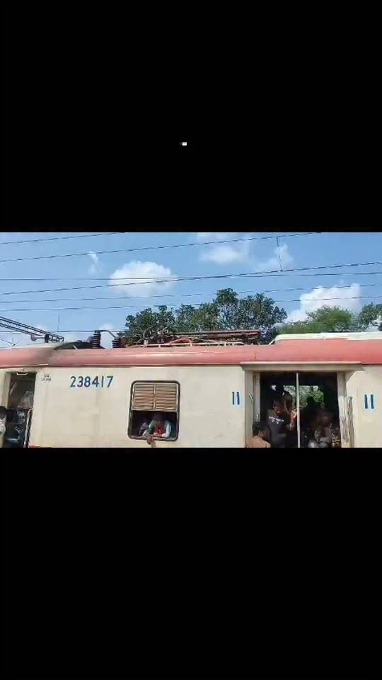 हरदुआ स्टेशन पर घंटों खड़ी रही मेमो ट्रेन, यात्री हुए परेशान
