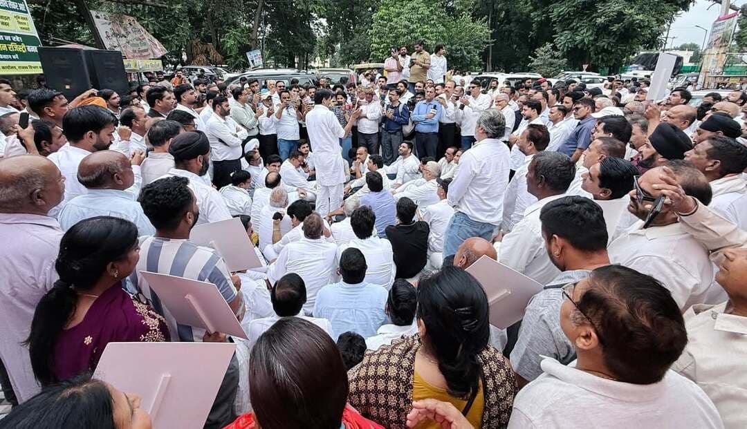 मुख्य चुनाव आयुक्त ने लोकतंत्र पर चोट मारी है, उनके खिलाफ कठोर कानूनी कार्रवाई हो – दीपेन्द्र हुड्डा
जिन प्रदेशों में चुनाव प्रभावित किए गए, वहां फिर से मतदान हो, हरियाणा विधान सभा भंग कर दोबारा चुनाव कराए जाएं– दीपेन्द्र हुड्डा
चुनावों में धांधली के जिम्मेदार मुख्य चुनाव आयुक्त ज्ञानेश कुमार के कार्यकाल के सभी संदिग्ध फैसलों व कार्यों की समीक्षा हो – दीपेन्द्र हुड्डा
· बीजेपी ने बेईमानी कर मात्र आधे प्रतिशत वोटों के अंतर से प्रदेश में सरकार बनाई – दीपेन्द्र हुड्डा
· मुख्य चुनाव आयुक्त ज्ञानेश कुमार बीजेपी की कठपुतली – दीपेन्द्र हुड्डा
· चुनाव आयोग पूरी तरह से BJP आईटी सेल का काम कर रहा है– दीपेन्द्र हुड्डा
· AICC के आहवान पर लघुसचिवालय स्थित उपायुक्त कार्यालय पर विरोध प्रदर्शन कर मुख्य चुनाव आयुक्त ज्ञानेश कुमार का पुतला दहन किया
· सांसद दीपेन्द्र हुड्डा ने यमुनानगर ग्रामीण ब्लॉक कांग्रेस कार्यकर्ता सम्मेलन को संबोधित किया
यमुनानगर, (राष्ट्रीय कदम) ब्यूरो। सांसद दीपेन्द्र हुड्डा ने आज यमुनानगर में AICC के आहवान पर लोकतंत्र की हत्या, चुनावी धांधली और वोट चोरी के विरोध में लघुसचिवालय स्थित उपायुक्त कार्यालय पर जोरदार प्रदर्शन किया एवं मुख्य चुनाव आयुक्त ज्ञानेश कुमार का पुतला दहन कर विरोध दर्ज कराया। उन्होंने कहा कि मुख्य चुनाव आयुक्त ज्ञानेश कुमार बीजेपी की कठपुतली बनकर लोकतंत्र को चोट पहुंचा रहे हैं। उनके खिलाफ कठोर कानूनी कार्रवाई होनी चाहिए। 3 में से 2 चुनाव आयुक्तों ने 10 महीने में 14 बार चिट्ठी लिखकर कहा कि एसआईआर और अन्य माध्यमों से गड़बड़ियाँ हो रही है। 2 चुनाव आयुक्तों के खुलासे से एक बहुत बड़ा स्कैम उजागर हुआ कि चुनाव आयोग दिल्ली में एक सेंट्रलाइज्ड डेटाबेस के जरिए वोटों को घटाने और बढ़ाने का काम कर रहा है। इसके बाद किसी सबूत की जरूरत नहीं, चुनाव आयोग पूरी तरह से BJP आईटी सेल का काम कर रहा है। मुख्य चुनाव आयुक्त को अपने पद पर बने रहने का कोई नैतिक अधिकार नहीं। सांसद दीपेन्द्र हुड्डा ने मांग करी कि चुनावों में धांधली के जिम्मेदार मुख्य चुनाव आयुक्त ज्ञानेश कुमार तुरंत इस्तीफा दें, उनपर कानूनी कार्रवाई हो एवं उनके कार्यकाल में लिए गए सभी संदिग्ध फैसलों व कार्यों की समीक्षा की जाए। जिन प्रदेशों में चुनाव प्रभावित किए गए हैं, वहां फिर से मतदान होना चाहिए और हरियाणा में भी विधान सभा भंग कर दोबारा चुनाव कराए जाएं नहीं तो लोगों का चुनावी प्रणाली से विश्वास खत्म हो जाएगा। उन्होंने कहा कि यह सिर्फ एक चुनाव की बात नहीं, लोकतंत्र को बचाने की लड़ाई है। जब तक लोकतंत्र को बचाएँगे नहीं तब तक लड़ाई लड़ते रहेंगे।
सांसद दीपेन्द्र हुड्डा ने यमुनानगर ग्रामीण ब्लॉक कांग्रेस कार्यकर्ता सम्मेलन को संबोधित करते हुए कहा कि जब से बीजेपी सरकार आई है वो देश के संविधान और लोकतंत्र को तार-तार करके देश को तानाशाही की तरफ लेकर जाना चाहती है। लोकसभा में नेता विपक्ष राहुल गांधी ने सारे तथ्य और प्रमाणों के साथ साबित कर दिया कि वोट चोरी केवल हरियाणा में ही नहीं, हुई बल्कि बीजेपी ने सत्ता को हासिल करने के लिए बाक़ी प्रदेशों में भी और लोकसभा चुनाव में भी व्यापक रूप से वोट चोरी का ज़रिया अपनाया गया है। हरियाणा में जनभावना बीजेपी सरकार को बदलने की थी, लोग बदलाव चाहते थे। लेकिन बीजेपी ने काले धन का और चुनाव आयोग का दुरुपयोग करके साम, दाम, दंड, भेद, हर तरीके के हथकंडे अपनाकर जनभावना को हराकर, जनभावना को चुराकर सत्ता हासिल की। चुनाव के पहले सारे ओपिनियन पोल, सारे सर्वे में कांग्रेस पार्टी की बड़ी जीत दिखायी जा रही थी। सुबह जब गिनती शुरु हुई तो पोस्टल बैलट में 76 सीटों पर कांग्रेस की जीत हुई थी। हरियाणा का इतिहास रहा है कि जो पोस्टल बैलट में आगे रहता है सरकार उसी की बनती है। 2004, 2009 के चुनाव में पोस्टल बैलेट में कांग्रेस की लीड थी और कांग्रेस की सरकार बनी। 2014, 2019 में पोस्टल बैलेट में बीजेपी आगे थी तो बीजेपी सरकार बनी। 2024 में पहली बार ऐसा हुआ कि 76 हलकों में जीत रही कांग्रेस पार्टी का नतीजा मशीन खुलने पर बदल गया। गिनती के पहले मुख्यमंत्री नायब सैनी ने खुद प्रेस मीडिया के सामने कहा कि ‘सारा इंतजाम कर रखा है।’ 5 अक्टूबर की रात चुनाव आयोग ने 61% वोटिंग की घोषणा की थी, लेकिन 8 अक्टूबर को 7% वोट बढ़ाकर गिनती की गई। वो 7% वोट कहाँ से आए? इसका जवाब आज तक नहीं मिला। बेईमानी कर मात्र आधे प्रतिशत वोटों के अंतर से प्रदेश में बीजेपी ने सरकार बनाई है। कार्यक्रम की अध्यक्षता कर रहे सांसद वरुण चौधरी ने यमुनानगर के ग्रामीण इलाकों में जलभराव और जलभराव के करण जमीन का कटाव की समस्या के समाधान की मांग की।
उन्होंने कहा कि बीजेपी सरकार की गलत नीतियों ने देश भर में बेरोजगारों की फौज खड़ी कर दी। जो हरियाणा प्रदेश 2014 तक देश में विकास का पर्यायवाची माना जाता था। प्रदेश खुशहाली के लिए जाना जाता था, अच्छे कानून-व्यवस्था के लिए जाना जाता था। प्रति व्यक्ति आय, प्रति व्यक्ति निवेश, आर्थिक विकास दर, खेल खिलाड़ियों में, किसानों को फसलों का भाव देने में हरियाणा नंबर एक था। 2004 में जब हरियाणा में कांग्रेस सरकार बनी उस समय गन्ने का भाव ₹100 करीब था। उसको हमने बढ़ाकर ₹310 किया, जो 165% बढ़ोतरी थी और देश में सबसे ज्यादा थी। पिछले 12 साल में बीजेपी सरकार ने गन्ने का भाव ₹310 से केवल ₹408 किया है जो केवल 31% वृद्धि है। हमारे समय गन्ने के भाव में हर साल 22.5% बढ़ोतरी होती थी, उसकी आधी बढ़ोतरी भी बीजेपी सरकार में नहीं हुई। आज हरियाणा बेरोज़गारी में नंबर एक पर, नशाखोरी में नंबर एक पर, डंकी के रास्ते विदेशों की ओर पलायन में नंबर एक पर बन गया है। क्योंकि हरियाणा का नौजवान अपना भविष्य अंधकार में देख रहा है। बीजेपी सरकार में प्रदेश की कानून-व्यवस्था चौपट हो गई है, चारों तरफ अंधेरगर्दी है, जेल से फिरौतियों की कॉल आती है। बीजेपी नेताओं के भ्रष्टाचार में प्रदेश नंबर एक पर पहुँच गया। हरियाणा की जनता तो कष्ट का जीवन काट रही है और बीजेपी के विधायक और बीजेपी के मंत्री दीनदयाल कॉलोनियां काट रहे हैं। कहीं माइनिंग में भ्रष्टाचार हो रहा है, जनता त्रस्त है और बीजेपी वाले भ्रष्टाचार में मस्त हैं।
दीपेन्द्र हुड्डा ने कहा कि बीजेपी सरकार ने चुनाव के समय किसानों को MSP दिलवाने समेत अनेक वायदे किए। लेकिन 2 साल बाद हालत ये है कि किसान को न तो फसल की बिजाई के लिए समय से DAP मिल रही न MSP मिल रही है। सांसद दीपेन्द्र हुड्डा ने कहा कि हरियाणा के मुख्यमंत्री पंजाब में वायदा कर रहे हैं कि पंजाब में सारी फसलें एमएसपी पर खरीदवाएंगे। जबकि हरियाणा की मंडियों में बाजरा आ गया है, बाजरे की एमएसपी ₹2900 है जो ₹1000 कम यानी ₹1900 में बिक रहा है। पीआर धान की MSP ₹3100 दिलवाने का वादा था लेकिन MSP ही ₹2400 है, और वो ₹2400 भी नहीं मिलती, उसमें भी ₹400-₹500 कट लग रहा है। यहाँ तो धान खरीद शुरू भी नहीं हुई। MSP मिलना तो दूर आवाज उठाने पर किसानों को लाठियाँ मारी जा रही है। बीजेपी ने 12.5 साल में देश और प्रदेश का भट्ठा बैठा दिया। देश का नौजवान सड़कों पर आ गया और सवाल पूछने लगा तो बीजेपी सरकार ने लाठियों, आँसू गैस के गोलों से उनकी आवाज को कुचलने का प्रयास किया।
इस अवसर पर प्रमुख रूप से सांसद वरुण चौधरी, विधायक अकरम खान, पूर्व सांसद कैलाशो सैनी, पूर्व विधायक चौधरी लहरी सिंह, कांग्रेस प्रत्याशी रहे रमन त्यागी, कांग्रेस जिलाध्यक्ष ग्रामीण नरपाल सिंह गुर्जर, कांग्रेस जिलाध्यक्ष शहरी देविंदर सिंह, ग्रामीण ब्लॉक अध्यक्ष चंद्रभान कंबोज, ब्लॉक प्रधान परमजीत धीमान, रादौर ब्लॉक अध्यक्ष गुलज़ार सिंह, उमेश गुटका, सतपाल कौशिक, महबूब गुर्जर, ज़ाकिर हुसैन, राजकुमार त्यागी, मोनिका डुमरा, जितेंद्र नरवाल, सुरेश ढांडा, प्रदीप बिंद्रा, गुरनाम सिंह, संग्राम सिंह, कमल, सतीश, महबूब, राजकुमार, राजेश कटारिया, अमरजीत कोहली, जितेंद्र नरवाल, मुकेश, बलराज कौशिक, सतीश खटाना, विकास बंसल, प्रवीण राणा, अख्तर अली, गुरदयाल सिंह, परमजीत धीमान जिला पार्षद, गुरदीप सिंह, ब्लॉक अध्यक्ष लक्ष्मण विनायक, विकास गोयल, आर्यन, संग्राम सिंह, मुस्तफ़ा पोसवाल, नरसिंह पाल समेत युवा कांग्रेस, NSUI, महिला कांग्रेस, सेवादल के पदाधिकारी, स्थानीय वरिष्ठ नेता, कार्यकर्ता मौजूद रहे।