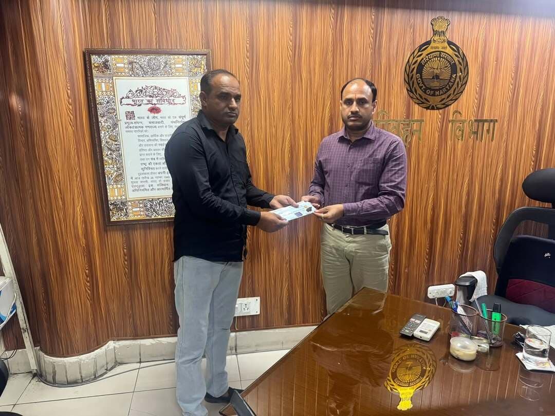 सेवा संकल्प अभियान के तहत एक लाख से ज्यादा हैप्पी कार्ड वितरित किए जा चुके है- महाप्रबंधक संजय रावल
यमुनानगर, (राष्ट्रीय कदम) ब्यूरो- महाप्रबंधक हरियाणा परिवहन यमुनानगर संजय रावल ने बताया कि सेवा संकल्प अभियान के तहत एक लाख से कम आय वाले व्यक्तियों को हैप्पी कार्ड वितरित किए जा रहे हैं। उन्होंने बताया कि जिस व्यक्ति की वार्षिक आय एक लाख से कम है इस कार्ड के लिए आवेदन कर सकता है। जिला यमुनानगर से अभी तक लगभग एक लाख से ज्यादा हैप्पी कार्ड वितरित किए जा चुके है। इसी कड़ी में आज दो व्यक्तियों को हैप्पी कार्ड वितरित किए गए।
उन्होंने बताया कि इस योजना का लाभार्थी प्रति वर्ष एक हजार किलोमीटर की नि:शुल्क यात्रा कर सकते है। इस योजना के तहत पात्र व्यक्ति अटल सेवा केन्द्र में जाकर हैप्पी कार्ड के लिए आवेदन कर सरकार की योजना का लाभ प्राप्त कर सकता है।