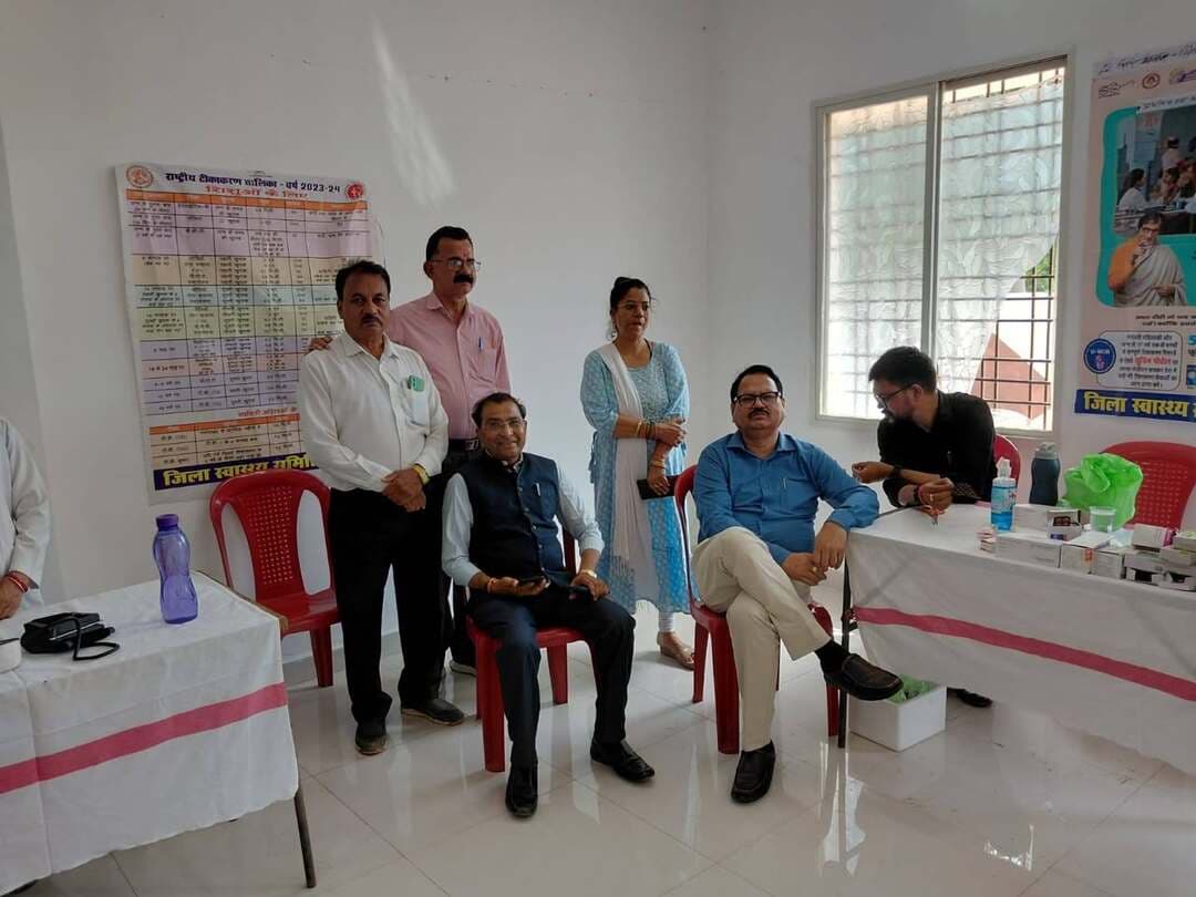 स्वास्थ्य संस्थाओं का औचक निरीक्षण: स्वास्थ्य संस्थाओं का औचक निरीक्षण, अनुपस्थित चिकित्सक-कर्मचारियों का वेतन काटने के निर्देश
सीएमएचओ डॉ. रामहित कुमार ने सिरोंज, नटेरन और सेऊ की स्वास्थ्य संस्थाओं का किया निरीक्षण, मरीजों को समय पर उपचार और योजनाओं का लाभ दिलाने पर जोर
..
स्वास्थ्य सेवाओं की गुणवत्ता, चिकित्सकों एवं कर्मचारियों की उपस्थिति तथा मरीजों को समय पर उपचार उपलब्ध कराने की व्यवस्था का जायजा लेने के लिए मुख्य चिकित्सा एवं स्वास्थ्य अधिकारी डॉ. रामहित कुमार एवं टीकाकरण अधिकारी डॉ. हेमंत पचौली द्वारा मंगलवार को विभिन्न स्वास्थ्य संस्थाओं का औचक निरीक्षण किया गया। अधिकारियों ने जनचिकित्सालय सिरोंज, सामुदायिक स्वास्थ्य केन्द्र नटेरन तथा आयुष्मान आरोग्य मंदिर सेऊ का निरीक्षण कर व्यवस्थाओं की समीक्षा की और आवश्यक दिशा-निर्देश दिए।
जनचिकित्सालय सिरोंज में अनुपस्थित चिकित्सक-कर्मचारियों का वेतन काटने के निर्देश -
औचक निरीक्षण के दौरान जनचिकित्सालय सिरोंज में अधिकारियों ने चिकित्सकों एवं कर्मचारियों की उपस्थिति रजिस्टर का अवलोकन किया। रजिस्टर में अनुपस्थित पाए गए चिकित्सक एवं कर्मचारियों के संबंध में संस्था प्रभारी को आज का वेतन काटने के निर्देश दिए गए। अधिकारियों ने स्पष्ट किया कि स्वास्थ्य संस्थाओं में पदस्थ चिकित्सकों एवं कर्मचारियों की समय पर उपस्थिति आवश्यक है, ताकि मरीजों को उपचार एवं स्वास्थ्य सेवाओं के लिए अनावश्यक परेशानी का सामना न करना पड़े।
अधिकारियों ने अस्पताल परिसर की साफ-सफाई व्यवस्था का भी निरीक्षण किया। संस्था प्रभारी को निर्देश दिए गए कि अस्पताल परिसर में नियमित रूप से दिन में कम से कम 3 से 4 बार साफ-सफाई कराई जाए। वार्ड, परिसर एवं मरीजों के आवागमन वाले स्थानों पर स्वच्छता व्यवस्था बनाए रखने के साथ-साथ स्वास्थ्य संस्थाओं में स्वच्छ और सुरक्षित वातावरण सुनिश्चित करने पर जोर दिया गया।
अधिकारियों ने मरीजों एवं उनके परिजनों के साथ सदाचरण और मृदुभाषी व्यवहार करने के निर्देश भी दिए। उन्होंने कहा कि स्वास्थ्य संस्थाओं में आने वाले प्रत्येक मरीज को समय पर आवश्यक स्वास्थ्य सेवाएं उपलब्ध कराई जाएं। साथ ही पात्र हितग्राहियों को शासन की जनकल्याणकारी स्वास्थ्य योजनाओं का लाभ दिलाना भी सुनिश्चित किया जाए।
सीएचसी नटेरन में समय पर उपस्थिति और समुचित उपचार के निर्देश
इसके बाद अधिकारियों ने सामुदायिक स्वास्थ्य केन्द्र नटेरन का निरीक्षण किया। यहां चिकित्सकों एवं कर्मचारियों की उपस्थिति तथा स्वास्थ्य सेवाओं की उपलब्धता की जानकारी ली गई। उपस्थित चिकित्सकों एवं कर्मचारियों को निर्धारित समय पर संस्था में उपस्थित रहकर आने वाले मरीजों का समुचित उपचार करने के निर्देश दिए गए।
अधिकारियों ने संस्था में उपलब्ध मूलभूत स्वास्थ्य सुविधाओं के बेहतर संचालन पर भी जोर दिया। उन्होंने कहा कि स्वास्थ्य केन्द्र में उपलब्ध संसाधनों का प्रभावी उपयोग करते हुए मरीजों को आवश्यक सेवाएं समय पर उपलब्ध कराई जाएं। मरीजों और उनके परिजनों के साथ संवेदनशील एवं सहयोगात्मक व्यवहार सुनिश्चित करने के निर्देश भी दिए गए।
एनआरसी में भर्ती बच्चों की डाइट और स्वास्थ्य सेवाओं की समीक्षा
सामुदायिक स्वास्थ्य केन्द्र नटेरन में संचालित एनआरसी (पोषण पुनर्वास केन्द्र) का भी अधिकारियों द्वारा निरीक्षण किया गया। इस दौरान एनआरसी में भर्ती बच्चों की संख्या एवं उनकी स्थिति के संबंध में जानकारी ली गई। बच्चों को उपलब्ध कराई जा रही डाइट की भी समीक्षा की गई।
अधिकारियों ने संस्था प्रभारी एवं संबंधित कर्मचारियों को निर्देशित किया कि एनआरसी में भर्ती बच्चों को निर्धारित मानकों के अनुरूप पोषण एवं आवश्यक स्वास्थ्य सेवाएं उपलब्ध कराई जाएं। बच्चों की देखभाल एवं उपचार में किसी प्रकार की लापरवाही न हो, यह सुनिश्चित करने के निर्देश दिए गए। साथ ही मरीजों एवं उनके परिजनों के साथ सदाचरण एवं मृदुभाषी व्यवहार करते हुए उन्हें आवश्यक जानकारी एवं सेवाएं समय पर उपलब्ध कराने पर जोर दिया गया।
आयुष्मान आरोग्य मंदिर सेऊ में एएनसी सेवाओं की समीक्षा -
निरीक्षण के अंतिम चरण में आयुष्मान आरोग्य मंदिर सेऊ का निरीक्षण किया गया। यहां सभी कर्मचारी उपस्थित पाए गए। अधिकारियों ने संस्था में संचालित स्वास्थ्य सेवाओं की जानकारी लेते हुए कर्मचारियों को ग्रामीण क्षेत्र की गर्भवती महिलाओं तक नियमित एवं गुणवत्तापूर्ण स्वास्थ्य सेवाएं पहुंचाने के निर्देश दिए।
कर्मचारियों को ग्राम में सभी एएनसी (गर्भवती महिलाओं की जांच), हाई रिस्क एएनसी, आवश्यक जांचों एवं पीआईएच प्रबंधन का कार्य शत-प्रतिशत सुनिश्चित करने के निर्देश दिए गए। साथ ही संबंधित पोर्टल पर स्वास्थ्य सेवाओं एवं हितग्राहियों से संबंधित जानकारी का समय पर प्रविष्टिकरण करने के लिए कहा गया, ताकि स्वास्थ्य सेवाओं की निगरानी एवं फॉलोअप प्रभावी ढंग से किया जा सके।
औचक निरीक्षण के दौरान अधिकारियों ने स्वास्थ्य संस्थाओं में कर्मचारियों की समय पर उपस्थिति, साफ-सफाई, मरीजों के साथ व्यवहार, उपचार की उपलब्धता, पोषण सेवाओं तथा शासन की जनकल्याणकारी स्वास्थ्य योजनाओं का लाभ पात्र हितग्राहियों तक पहुंचाने पर विशेष जोर दिया। अधिकारियों ने निर्देशित किया कि स्वास्थ्य संस्थाओं में आने वाले प्रत्येक मरीज को संवेदनशीलता के साथ समय पर आवश्यक स्वास्थ्य सेवाएं उपलब्ध कराना प्राथमिकता रहे। #Vidisha