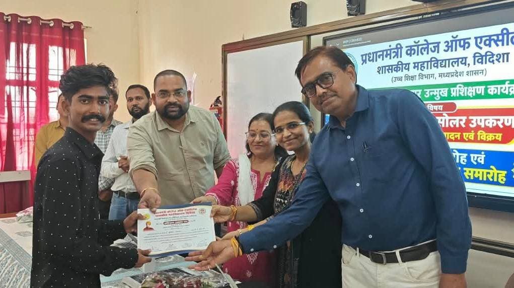 सोलर प्रशिक्षण से विद्यार्थियों को मिला रोजगारपरक तकनीकी कौशल
..
प्रधानमंत्री कॉलेज ऑफ एक्सीलेंस विदिशा में प्रशिक्षण पूर्ण करने वाले विद्यार्थियों को वितरित किए प्रमाण-पत्र
..
प्रधानमंत्री कॉलेज ऑफ एक्सीलेंस, शासकीय महाविद्यालय विदिशा में ट्रेनिंग एंड प्लेसमेंट विभाग द्वारा स्वामी विवेकानंद कैरियर मार्गदर्शन योजना के अंतर्गत आयोजित अल्पावधि रोजगार उन्मुख प्रशिक्षण कार्यक्रम “सोलर लैंप एवं सोलर उपकरण—असेंबली, परीक्षण, उत्पादन एवं विक्रय” का समापन हुआ। समापन अवसर पर प्रशिक्षण पूर्ण करने वाले विद्यार्थियों को प्रमाण-पत्र वितरित किए गए।
31 अगस्त से प्रारंभ हुए इस प्रशिक्षण का उद्देश्य विद्यार्थियों को सौर ऊर्जा से संबंधित तकनीकी एवं व्यावहारिक कौशल से दक्ष करना तथा उन्हें रोजगार, स्वरोजगार एवं उद्यमिता के अवसरों के लिए तैयार करना था। प्रशिक्षण के दौरान विद्यार्थियों को सोलर लैंप एवं अन्य सोलर उपकरणों की असेंबली, परीक्षण, उत्पादन एवं विक्रय की प्रक्रियाओं का व्यावहारिक प्रशिक्षण दिया गया। प्रशिक्षण के माध्यम से विद्यार्थियों को सौर ऊर्जा के क्षेत्र में उपलब्ध संभावनाओं तथा तकनीकी कार्यों की जानकारी भी प्राप्त हुई।
कार्यक्रम के सफल आयोजन में महाविद्यालय की प्राचार्य डॉ. वनिता वाजपेयी का मार्गदर्शन एवं प्रोत्साहन महत्वपूर्ण रहा। प्रशिक्षण कार्यक्रम के समन्वय में डॉ. अजय सिंह हजारी ने सक्रिय भूमिका निभाई। उन्होंने प्रशिक्षण की रूपरेखा तैयार करने, प्रशिक्षकों से समन्वय तथा प्रशिक्षण की विभिन्न गतिविधियों के सुचारू संचालन में सहयोग प्रदान किया।
प्रशिक्षण के तकनीकी एवं प्रायोगिक पक्ष में शासकीय औद्योगिक प्रशिक्षण संस्था (आईटीआई), विदिशा की प्राचार्य सुश्री कविता रघुवंशी एवं आईटीआई के प्रशिक्षकों का महत्वपूर्ण सहयोग रहा। आईटीआई के ट्रेनिंग एंड प्लेसमेंट ऑफिसर श्री आलोक रावत तथा प्रशिक्षक श्री अजीत सोनी ने विद्यार्थियों को तकनीकी मार्गदर्शन प्रदान किया। विद्यार्थियों ने प्रशिक्षण के दौरान सोलर उपकरणों से संबंधित कार्यप्रणाली को समझने के साथ विभिन्न प्रक्रियाओं का व्यावहारिक अभ्यास किया।
समापन अवसर पर ट्रेनिंग एंड प्लेसमेंट ऑफिसर श्रीमती श्वेता सोलंकी ने स्वागत उद्बोधन में प्रशिक्षण के उद्देश्यों एवं उपयोगिता पर प्रकाश डाला। उन्होंने कहा कि वर्तमान समय में विद्यार्थियों के लिए शैक्षणिक ज्ञान के साथ-साथ व्यावहारिक एवं रोजगारपरक कौशल अर्जित करना भी आवश्यक है। इस प्रकार के प्रशिक्षण विद्यार्थियों को उद्योग एवं रोजगार क्षेत्र की आवश्यकताओं से परिचित कराने के साथ उनके कौशल एवं आत्मविश्वास को बढ़ाने में सहायक होते हैं।
समारोह में प्रशिक्षण पूर्ण करने वाले विद्यार्थियों को प्रमाण-पत्र प्रदान किए गए। विद्यार्थियों को प्रशिक्षण के दौरान अर्जित तकनीकी ज्ञान एवं व्यावहारिक कौशल का उपयोग अपने भविष्य के रोजगार, स्वरोजगार एवं उद्यमिता के क्षेत्र में करने के लिए प्रेरित किया गया।
कार्यक्रम में महाविद्यालय के प्राध्यापक डॉ. मनीष दुबे एवं डॉ. अमित श्रीवास्तव सहित महाविद्यालय के अधिकारी-कर्मचारी, प्रशिक्षण से जुड़े प्रशिक्षक एवं विद्यार्थी उपस्थित रहे।
कार्यक्रम का संचालन श्री देवेश प्रसाद शुक्ल ने किया। उन्होंने कार्यक्रम की विभिन्न गतिविधियों का क्रमबद्ध संचालन करते हुए समारोह को गरिमापूर्ण रूप से संपन्न कराया। समापन अवसर पर विद्यार्थियों ने प्रशिक्षण के दौरान प्राप्त अनुभव साझा किए तथा सोलर तकनीक से संबंधित अर्जित ज्ञान एवं व्यावहारिक कौशल को अपने भविष्य के करियर के लिए उपयोगी बताया। #Vidisha