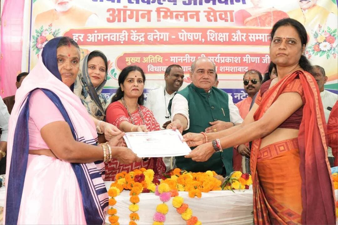 सेवा संकल्प अभियान के अंतर्गत आँगन मिलन सेवा पखवाड़ा के द्वितीय चरण का शुभारंभ
..
वर्धा ग्राम पंचायत में आयोजित हुआ मुख्य कार्यक्रम, शमशाबाद विधानसभा के 414 आंगनवाड़ी केन्द्रों में हुए आयोजन
..
सेवा संकल्प अभियान के अंतर्गत आँगन मिलन सेवा पखवाड़ा के द्वितीय चरण का शुभारंभ आज शमशाबाद विधानसभा क्षेत्र की वर्धा ग्राम पंचायत में आयोजित मुख्य कार्यक्रम के साथ किया गया। इस अवसर पर शमशाबाद विधानसभा क्षेत्र के कुल 414 आंगनवाड़ी केन्द्रों में विभिन्न कार्यक्रमों एवं गतिविधियों का आयोजन किया गया। वर्धा ग्राम पंचायत में आयोजित कार्यक्रम में मुख्य अतिथि शमशाबाद विधायक श्री सूर्य प्रकाश मीना उपस्थित रहे। कार्यक्रम में श्रीमती मंजरी जैन, श्रीमती अंशलेखा भावसार तथा शमशाबाद नगर परिषद अध्यक्ष श्रीमती भारती माहेश्वरी उपस्थित रहे। साकल खेड़ा की सरपंच श्रीमती कल्पना किरार सहित अन्य जनप्रतिनिधि एवं गणमान्य नागरिक उपस्थित भी कार्यक्रम में उपस्थित रहीं।
कार्यक्रम को संबोधित करते हुए विधायक श्री सूर्य प्रकाश मीना ने उपस्थित सभी माताओं और बहनाओं पर पुष्प वर्षा कर उनके इस कार्यक्रम में उपस्थित होने पर आभार व्यक्त किया. आगे आंगनवाड़ी केन्द्रों को महिलाओं एवं बच्चों के लिए शासन की योजनाओं और सेवाओं की महत्वपूर्ण कड़ी बताया। उन्होंने कहा कि आंगनवाड़ी कार्यकर्ताओं एवं सहायिकाओं द्वारा ग्रामीण क्षेत्रों में पोषण, स्वास्थ्य, बाल विकास एवं महिला सशक्तिकरण के क्षेत्र में निरंतर कार्य किया जा रहा है। उन्होंने समुदाय से आंगनवाड़ी केन्द्रों की गतिविधियों में सक्रिय सहभागिता करने तथा पात्र हितग्राहियों को शासन की योजनाओं का लाभ दिलाने में सहयोग करने का आह्वान किया। उन्होंने कहा कि महिलाओं एवं बच्चों का बेहतर पोषण, स्वास्थ्य और सुरक्षित भविष्य समाज की सामूहिक जिम्मेदारी है। आंगनवाड़ी केन्द्रों के माध्यम से संचालित योजनाओं का लाभ अंतिम पंक्ति के पात्र हितग्राही तक पहुंचे, इसके लिए जनप्रतिनिधियों, विभागीय अमले एवं समुदाय के बीच बेहतर समन्वय आवश्यक है।
मुख्यमंत्री जी की अपील का वाचन -
कार्यक्रम के दौरान माननीय मुख्यमंत्री जी द्वारा जारी अपील का वाचन जिला कार्यक्रम अधिकारी, महिला एवं बाल विकास विभाग, विदिशा श्रीमती विनीता लोढ़ा द्वारा किया गया। उन्होंने उपस्थित जनसमुदाय को महिला एवं बाल विकास विभाग की विभिन्न योजनाओं एवं सेवाओं की जानकारी देते हुए आंगनवाड़ी केन्द्रों की गतिविधियों में समुदाय की सक्रिय भागीदारी सुनिश्चित करने की बात कही।
उत्कृष्ट कार्य करने वाली कार्यकर्ताओं एवं सहायिकाओं का सम्मान -
कार्यक्रम के दौरान उत्कृष्ट कार्य करने वाली आंगनवाड़ी कार्यकर्ताओं एवं सहायिकाओं को प्रमाण-पत्र प्रदान कर सम्मानित किया गया। साथ ही प्रधानमंत्री मातृ वंदना योजना, लाड़ली लक्ष्मी योजना सहित विभिन्न जनकल्याणकारी योजनाओं से लाभान्वित हितग्राहियों को भी प्रमाण-पत्र वितरित किए गए। कार्यक्रम में महिला एवं बाल विकास विभाग द्वारा महिलाओं, बच्चों एवं किशोरियों के पोषण, स्वास्थ्य, शिक्षा एवं सुरक्षा के लिए किए जा रहे प्रयासों तथा विभागीय योजनाओं की जानकारी ग्रामीणों को दी गई। स्वास्थ्य विभाग की सहभागिता के माध्यम से स्वास्थ्य एवं पोषण से संबंधित सेवाओं के प्रति भी समुदाय को जागरूक किया गया। कार्यक्रम में उपस्थित सभी महिलाओं का स्वास्थ्य परिक्षण स्वास्थ्य विभाग के द्वारा किया गया।
इस अवसर पर जिला कार्यक्रम अधिकारी श्रीमती विनीता लोढ़ा, परियोजना अधिकारी विदिशा ग्रामीण श्रीमती नेहा जैसवाल, परियोजना अधिकारी नटेरन श्रीमती कमला पवार, ब्लॉक मेडिकल ऑफिसर श्रीमती नीतू राय सहित महिला एवं बाल विकास एवं स्वास्थ्य विभाग से ब्लॉक मेडिकल ऑफिसर श्रीमती नीतू राय एवं कर्मचारी उपस्थित रहे।
कार्यक्रम में 200 से अधिक आंगनवाड़ी कार्यकर्ताओं एवं सहायिकाओं ने सहभागिता की। कुल मिलकर 500 से अधिक महिलाओं एवं 150 से अधिक बच्चों ने कार्यक्रम में सहभागिता की। आँगन मिलन सेवा पखवाड़ा के माध्यम से आंगनवाड़ी केन्द्रों और समुदाय के बीच सहभागिता को मजबूत करते हुए शासन की योजनाओं एवं सेवाओं का लाभ अधिक से अधिक पात्र हितग्राहियों तक पहुंचाने का प्रयास किया जा रहा है। #SevaSankalpAbhiyan #Vidisha