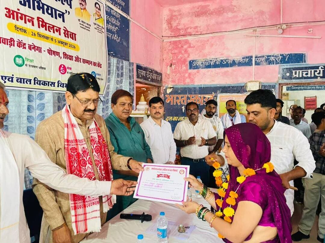 सेवा संकल्प अभियान के तहत आंगन मिलन कार्यक्रम आयोजित
..
ग्राम आटासेमर में जनप्रतिनिधियों की उपस्थिति में हितग्राहियों एवं आंगनबाड़ी कार्यकर्ताओं का सम्मान
..
सेवा संकल्प अभियान अंतर्गत आंगन मिलन कार्यक्रम का आयोजन विकासखंड गंजबासौदा के ग्राम आटासेमर में किया गया। कार्यक्रम के मुख्य अतिथि बासौदा विधायक श्री हरिसिंह रघुवंशी रहे। कार्यक्रम का शुभारंभ माँ सरस्वती के पूजन एवं कन्या पूजन के साथ किया गया। इस अवसर पर जनपद अध्यक्ष प्रतिनिधि श्री देवेंद्र सिंह रघुवंशी, श्री लाखन रघुवंशी, श्रीमती अंशलेखा भावसार सहित अन्य जनप्रतिनिधि एवं बड़ी संख्या में ग्रामीणजन उपस्थित रहे।
कार्यक्रम में परियोजना अधिकारी श्री ब्रजेन्द्र प्रताप सिंह, परियोजना अधिकारी श्री परितोष सोनकर, श्री संतोष रघुवंशी, पर्यवेक्षकगण, आंगनबाड़ी कार्यकर्ता एवं सहायिकाएं, आशा कार्यकर्ता तथा किशोरी बालिकाओं ने सहभागिता की। मुख्य अतिथि विधायक श्री हरिसिंह रघुवंशी द्वारा कार्यक्रम स्थल पर वृक्षारोपण किया गया तथा पोषण प्रदर्शनी का अवलोकन कर महिला एवं बाल विकास विभाग द्वारा संचालित पोषण गतिविधियों की जानकारी ली गई।
उत्कृष्ट कार्य करने वालों का सम्मान -
कार्यक्रम के दौरान उत्कृष्ट कार्य करने वाली आंगनबाड़ी कार्यकर्ताओं एवं सहायिकाओं को प्रमाण-पत्र प्रदान कर सम्मानित किया गया। वहीं प्रधानमंत्री मातृ वंदना योजना, लाड़ली लक्ष्मी योजना सहित विभिन्न जनकल्याणकारी योजनाओं से लाभान्वित हितग्राहियों को भी प्रमाण-पत्र वितरित किए गए। इस अवसर पर बच्चे के अन्नप्राशन संस्कार की रस्म भी संपन्न कराई गई। कार्यक्रम में महिला एवं बाल विकास विभाग की योजनाओं के माध्यम से महिलाओं, बच्चों एवं किशोरियों के पोषण, स्वास्थ्य, शिक्षा एवं सुरक्षा के लिए किए जा रहे प्रयासों की जानकारी ग्रामीणों को दी गई। सेवा संकल्प अभियान के माध्यम से विभाग द्वारा शासन की जनकल्याणकारी योजनाओं को ग्राम स्तर तक पहुंचाने तथा पात्र हितग्राहियों को योजनाओं का लाभ दिलाने के लिए निरंतर गतिविधियां आयोजित की जा रही हैं। #SevaSankalpAbhiyan #Vidisha