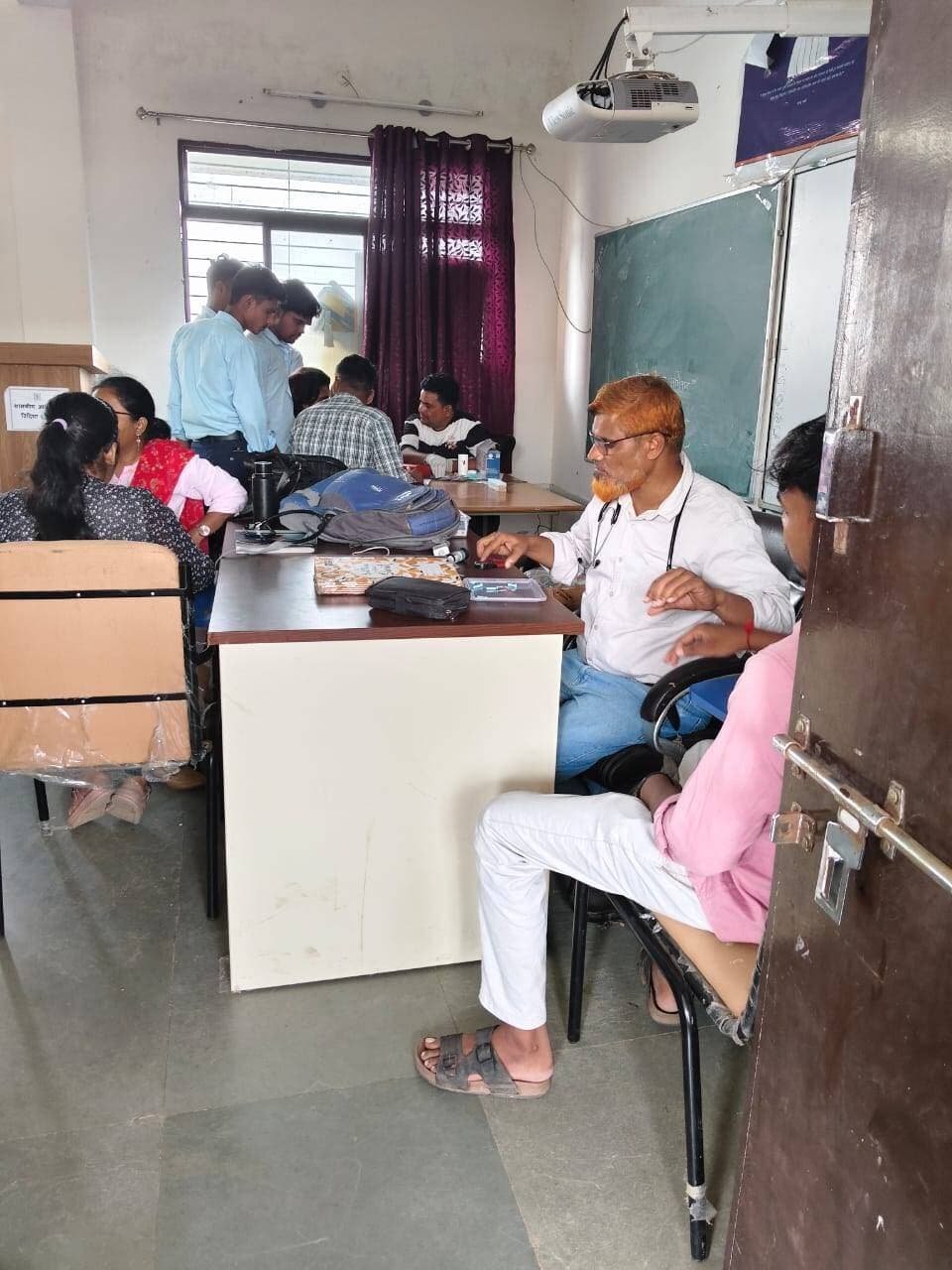 सेवा संकल्प अभियान के अंतर्गत शासकीय आईटीआई विदिशा के प्रशिक्षणार्थियों का स्वास्थ्य परीक्षण एवं एचआईवी जागरूकता सत्र आयोजित
..
सेवा संकल्प अभियान के अंतर्गत कलेक्टर श्री अंशुल गुप्ता जी के निर्देशन में शासकीय आईटीआई विदिशा में प्रशिक्षणार्थियों के स्वास्थ्य परीक्षण एवं एनीमिया जांच शिविर का आयोजन किया गया। शिविर में प्रशिक्षणार्थियों के स्वास्थ्य की जांच करते हुए आवश्यक स्वास्थ्य संबंधी परामर्श प्रदान किया गया। इसके अतिरिक्त सघन जागरूकता अभियान के अंतर्गत जागरूकता सत्र आयोजित किया गया, जिसमें प्रशिक्षणार्थियों को एचआईवी/एड्स, इसके संक्रमण के कारणों, बचाव के उपायों एवं इससे जुड़ी भ्रांतियों के संबंध में महत्वपूर्ण जानकारी प्रदान की गई। सत्र का उद्देश्य प्रशिक्षणार्थियों में स्वास्थ्य के प्रति जागरूकता बढ़ाने तथा सुरक्षित एवं जिम्मेदार व्यवहार के लिए प्रेरित करना रहा। अभियान के माध्यम से प्रशिक्षणार्थियों को स्वस्थ जीवनशैली अपनाने तथा अपने स्वास्थ्य के प्रति सजग रहने का संदेश दिया गया। #SevaSankalpAbhiyan
