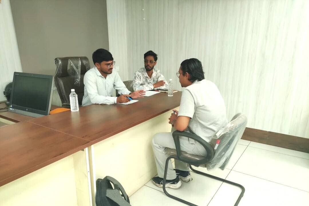 सेवा संकल्प अभियान-2026 : युवा संगम में 114 युवाओं का प्राथमिक चयन
===========================
सेवा संकल्प अभियान-2026 के अंतर्गत जिला प्रशासन के निर्देशानुसार युवाओं को रोजगार एवं स्वरोजगार के बेहतर अवसर उपलब्ध कराने के उद्देश्य से प्रत्येक माह युवा संगम कार्यक्रम आयोजित किया जा रहा है। इसी क्रम में मंगलवार को नोडल आईटीआई छिन्दवाड़ा में युवा संगम का आयोजन किया गया, जिसमें विभिन्न प्रतिष्ठित कंपनियों और प्रशिक्षणार्थियों ने उत्साहपूर्वक भाग लिया।
जिला रोजगार अधिकारी सुश्री माधुरी भलावी ने बताया कि कार्यक्रम में 5 कंपनियों के प्रतिनिधियों ने भाग लेकर प्रशिक्षणार्थियों का साक्षात्कार लिया। युवा संगम में कुल 176 प्रशिक्षणार्थी शामिल हुए। साक्षात्कार एवं चयन प्रक्रिया के उपरांत 114 प्रशिक्षणार्थियों का प्राथमिक चयन किया गया। चयनित युवाओं को विभिन्न कंपनियों में रोजगार के अवसर प्राप्त होंगे, जहां उन्हें 7 हजार रुपये से 20 हजार रुपये प्रतिमाह तक का वेतन प्राप्त होगा।
युवा संगम कार्यक्रम का उद्देश्य युवाओं को उद्योगों की आवश्यकताओं के अनुरूप रोजगार, स्वरोजगार एवं अप्रेंटिसशिप के अवसरों से जोड़ना तथा उन्हें आत्मनिर्भर बनाने की दिशा में मार्गदर्शन प्रदान करना है। कार्यक्रम के माध्यम से स्थानीय युवाओं को रोजगार उपलब्ध कराने के लिए जिला प्रशासन एवं रोजगार विभाग द्वारा सतत प्रयास किए जा रहे हैं। इस अवसर पर जिला रोजगार अधिकारी सुश्री माधुरी भलावी, संस्था प्राचार्य श्री शुभम निमजे, प्रशिक्षण अधीक्षक श्री सी.बी. उड़के, प्लेसमेंट अधिकारी श्री शिवकुमार सनोडिया, श्री आलोक कुमार चौधरी सहित संस्था का स्टाफ उपस्थित रहा।
PMO India Dr Mohan Yadav
#सेवा_संकल्प_अभियान
#procwa #छिन्दवाड़ा
#JansamparkMP
@Jansampark Madhya Pradesh