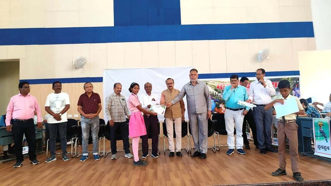 जिला स्तरीय मोगली बाल महोत्सव का आयोजन संपन्न
प्रश्न मंच प्रतियोगिता में परासिया विकासखंड रहा विजेता
राज्य स्तरीय मोगली बाल महोत्सव में जिले का प्रतिनिधित्व करेंगे विजेता विद्यार्थी
==============================
सतपुड़ा के समृद्ध वन क्षेत्र, वन्यजीवों और पर्यावरण संरक्षण के प्रति विद्यार्थियों में जागरूकता विकसित करने के उद्देश्य से जिला स्तरीय मोगली बाल महोत्सव के अंतर्गत प्रश्न मंच प्रतियोगिता का आयोजन शासकीय सांदीपनी विद्यालय गुरैया में किया गया। कलेक्टर श्री हरेंद्र नारायन के मार्गदर्शन एवं जिला शिक्षा अधिकारी श्री जे.के. इडपाचे के निर्देशन में आयोजित इस प्रतियोगिता में जिले के सभी 9 विकासखंडों के विद्यार्थियों ने कनिष्ठ एवं वरिष्ठ वर्ग में उत्साहपूर्वक भाग लिया।
प्रतियोगिता के दौरान विद्यार्थियों ने जंगल, वन्यजीवों तथा मोगली कथा के पात्रों बघीरा, बलू और शेरखान से जुड़े प्रश्नों के उत्तर देकर अपने ज्ञान और प्रतिभा का परिचय दिया। आयोजन में सहायक संचालक शिक्षा श्री पी.एल. मेश्राम मुख्य रूप से उपस्थित थे। उन्होंने कहा कि मोगली बाल महोत्सव केवल एक प्रतियोगिता नहीं, बल्कि प्रकृति और वन्यजीवों के प्रति संवेदनशीलता विकसित करने का एक प्रभावी माध्यम है, जो विद्यार्थियों को पर्यावरण संरक्षण के लिए प्रेरित करता है।
शासकीय सांदीपनी विद्यालय गुरैया के प्राचार्य एवं आयोजन संयोजक श्री ए.एच. खान ने स्वागत उद्बोधन देते हुए कार्यक्रम की रूपरेखा प्रस्तुत की। इस अवसर पर मास्टर ट्रेनर श्री विनोद तिवारी ने भी विद्यार्थियों का उत्साहवर्धन करते हुए वन्यजीव संरक्षण के महत्व पर प्रकाश डाला।
जिला क्विज मास्टर श्री धीरेन्द्र दुबे ने रोचक शैली में प्रश्न मंच प्रतियोगिता का संचालन किया। निर्णायक की भूमिका शासकीय उच्चतर माध्यमिक विद्यालय मानकादेही के प्राचार्य श्री अनिल नासेरी ने निभाई। प्रश्नों का स्क्रीन प्रदर्शन श्री राजेश मंडराह द्वारा किया गया। स्कोरिंग कार्य में श्रीमती तृप्ति पांडे, श्री कमलेश अहिरवार एवं श्री राजेश डेहरिया ने सहयोग प्रदान किया। आयोजन को सफल बनाने में विद्यालय परिवार के शिक्षकों एवं कर्मचारियों ने सक्रिय भूमिका निभाई। कनिष्ठ वर्ग में परासिया विकासखंड के दिया बेलवंशी (शासकीय सांदीपनी विद्यालय न्यूटन चिखली) एवं आयुष झा (शासकीय माध्यमिक विद्यालय माथनी) ने प्रथम स्थान प्राप्त किया। द्वितीय स्थान पर जुन्नारदेव विकासखंड के गौरव यदुवंशी एवं कावेरी साहू तथा तृतीय स्थान पर मोहखेड़ विकासखंड की अर्पणा चंदेल एवं दीपांशु राजनकर थे।
वरिष्ठ वर्ग में परासिया विकासखंड के चमन मर्राफा एवं साक्षी परानी (शासकीय उच्चतर माध्यमिक विद्यालय खिरसाडोह) ने प्रथम स्थान प्राप्त कर विजेता बनने का गौरव हासिल किया। द्वितीय स्थान जुन्नारदेव विकासखंड की पल्लवी सूर्यवंशी एवं विशाल उईके तथा तृतीय स्थान चौरई विकासखंड की मुस्कान यादव एवं अयान मंसूरी को प्राप्त हुआ। प्रतियोगिता के कनिष्ठ एवं वरिष्ठ वर्ग के विजेता प्रतिभागी आगामी समय में पेंच राष्ट्रीय उद्यान, सिवनी में आयोजित राज्य स्तरीय मोगली बाल महोत्सव में छिन्दवाड़ा जिले का प्रतिनिधित्व करेंगे। साथ ही उन्हें मोगली लैंड भ्रमण का अवसर भी प्राप्त होगा।
#procwa #छिन्दवाड़ा
#JansamparkMP
Department of School Education, Madhya Pradesh
Jansampark Madhya Pradesh