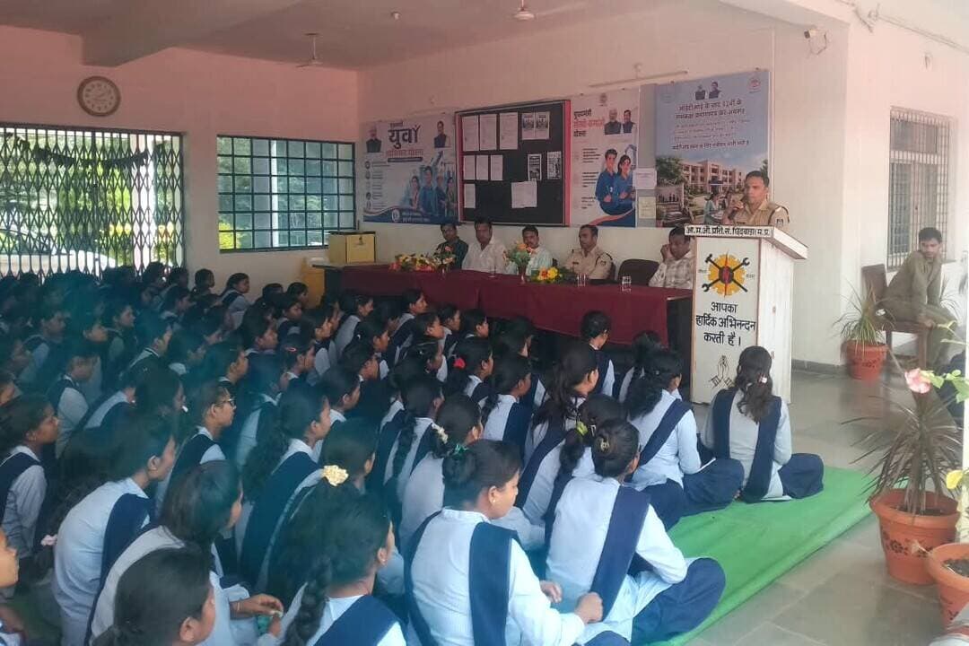 सड़क सुरक्षा पर जागरूकता के लिये शासकीय आदिवासी महिला आईटीआई में विशेष सेमिनार आयोजित
=============================
शासकीय आदिवासी महिला आईटीआई, छिंदवाड़ा में सड़क सुरक्षा के प्रति जागरूकता बढ़ाने के उद्देश्य से आज सड़क सुरक्षा विषय पर विशेष सेमिनार का आयोजन किया गया। कार्यक्रम में यातायात नियमों के पालन, सड़क पर सुरक्षित आवागमन तथा वाहन चलाते समय बरती जाने वाली सावधानियों के संबंध में छात्राओं एवं स्टाफ को महत्वपूर्ण जानकारी दी गई।
कार्यक्रम में यातायात थाना से निरीक्षक श्री लाखन सिंह बघेल एवं उप निरीक्षक श्री शैलेन्द्र शेंद्रे उपस्थित थे। उन्होंने छात्राओं को यातायात नियमों, हेलमेट एवं सीट बेल्ट के उपयोग, वाहन चलाते समय मोबाइल फोन का उपयोग नहीं करने तथा सड़क पर जिम्मेदारीपूर्वक व्यवहार करने के संबंध में जानकारी दी। समाजसेवी श्री संदीप अग्निहोत्री एवं श्री आनंद वाजपेयी भी कार्यक्रम में उपस्थित थे।
संस्था की ओर से प्राचार्य श्री दिनेश कुमार सोनेवार, प्रशिक्षण अधीक्षक श्री नलिन तिवारी, श्री रविकांत सोनी सहित समस्त स्टाफ उपस्थित था। प्राचार्य श्री दिनेश कुमार सोनेवार ने सड़क सुरक्षा को प्रत्येक नागरिक की जिम्मेदारी बताते हुए छात्राओं से यातायात नियमों का स्वयं पालन करने तथा अपने परिवार एवं समाज में भी सड़क सुरक्षा के प्रति जागरूकता फैलाने का आह्वान किया। कार्यक्रम का आयोजन प्रशिक्षण अधिकारी श्री हिरेश्वर लक्ष्मीने द्वारा किया गया, जबकि संचालन प्रशिक्षण अधिकारी श्री रामकुमार डेहरिया ने किया। सेमिनार के दौरान छात्राओं ने सड़क सुरक्षा से संबंधित विभिन्न जानकारियां प्राप्त कीं तथा यातायात नियमों के पालन का संकल्प लिया। कार्यक्रम का उद्देश्य प्रशिक्षणार्थियों में सड़क सुरक्षा के प्रति जागरूकता विकसित करने के साथ-साथ उन्हें सुरक्षित एवं जिम्मेदार नागरिक बनने के लिए प्रेरित करना रहा।
#procwa #छिन्दवाड़ा
#JansamparkMP
Jansampark Madhya Pradesh