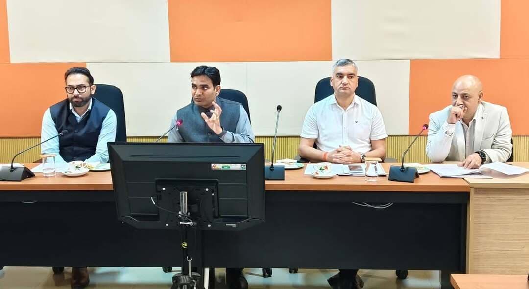 उपायुक्त हेमराज बैरवा की अध्यक्षता में कांगड़ा वैली कार्निवल की तैयारियों को लेकर बैठक ।
24 से 31 दिसम्बर तक धर्मशाला में आयोजित होगा कांगड़ा वैली कार्निवल ।
धर्मशाला, 29 सितम्बर: उपायुक्त कांगड़ा हेमराज बैरवा की अध्यक्षता में मंगलवार को उपायुक्त कार्यालय के बैठक कक्ष में कांगड़ा वैली कार्निवल के आयोजन की तैयारियों को लेकर बैठक आयोजित की गई। बैठक में कार्निवल के दौरान प्रस्तावित विभिन्न गतिविधियों, सांस्कृतिक कार्यक्रमों तथा आयोजन से संबंधित व्यवस्थाओं पर विस्तार से चर्चा की गई।
उपायुक्त ने बताया कि धर्मशाला में कांगड़ा वैली कार्निवल 24 से 31 दिसम्बर तक आयोजित किया जाएगा। उन्होंने कहा कि इससे पहले भी धर्मशाला में कई महत्वपूर्ण कार्यक्रम प्रस्तावित हैं, जिनमें देश व प्रदेश के अतिविशिष्ट व्यक्तियों का प्रवास रहेगा। ऐसे में उन्होंने सभी संबंधित विभागों को कार्निवल की तैयारियां अभी से शुरू करने के निर्देश दिए, ताकि आयोजन के दौरान किसी भी प्रकार की असुविधा न हो।
उन्होंने कार्निवल के तहत प्रस्तावित विभिन्न गतिविधियों के सुचारू एवं व्यवस्थित संचालन के लिए विभागवार समितियां गठित करने तथा प्रत्येक समिति को स्पष्ट दायित्व सौंपने के निर्देश दिए। उन्होंने कहा कि सभी समितियां आपसी समन्वय के साथ कार्य करें और तैयारियों की नियमित समीक्षा भी सुनिश्चित की जाए।
बैठक में आयोजन स्थल की साफ-सफाई, यातायात एवं पार्किंग व्यवस्था, सुरक्षा प्रबंध, पेयजल एवं विद्युत आपूर्ति, चिकित्सा सुविधाएं, मंच व्यवस्था तथा सांस्कृतिक कार्यक्रमों सहित अन्य आवश्यक व्यवस्थाओं पर भी चर्चा की गई। उपायुक्त ने संबंधित अधिकारियों को प्रत्येक व्यवस्था के लिए समयबद्ध कार्ययोजना तैयार कर तैयारियां निर्धारित समय में पूर्ण करने के निर्देश दिए।
उपायुक्त ने कहा कि कार्निवल के दौरान स्मारिका प्रकाशन, मैराथन, साइक्लिंग, एंटी-चिट्टा नुक्कड़ नाटक, खेल गतिविधियों सहित अनेक कार्यक्रम आयोजित किए जाएंगे। इसके अतिरिक्त स्थानीय कलाकारों तथा स्वयं सहायता समूहों की सहभागिता से भी विभिन्न गतिविधियां आयोजित की जाएंगी। उन्होंने संबंधित समितियों को इन कार्यक्रमों की तैयारियां समय पर पूरी करने के निर्देश दिए।
*क्रिकेट स्टेडियम में कन्सर्ट प्रस्तावित*
उपायुक्त ने बताया कि मुख्यमंत्री ठाकुर सुखविन्द्र सिंह सुक्खू द्वारा दिए गए निर्देशों के अनुरूप धर्मशाला क्रिकेट स्टेडियम में कांगड़ा वैली कार्निवल के शुभारंभ अवसर पर कन्सर्ट आयोजित करने का प्रस्ताव है। उन्होंने कहा कि कन्सर्ट में प्रवेश टिकट के माध्यम से होगा। इससे कार्निवल के आयोजन के लिए आवश्यक संसाधन जुटाने में भी सहायता मिलेगी।
बैठक में नगर निगम आयुक्त जफर इकवाल, पुलिस अधीक्षक कुलभूषण वर्मा, सहायक आयुक्त उपायुक्त विवेक चैहान, एसडीएम धर्मशाला मोहित रत्न सहित विभिन्न विभागों के अधिकारी उपस्थित रहे।