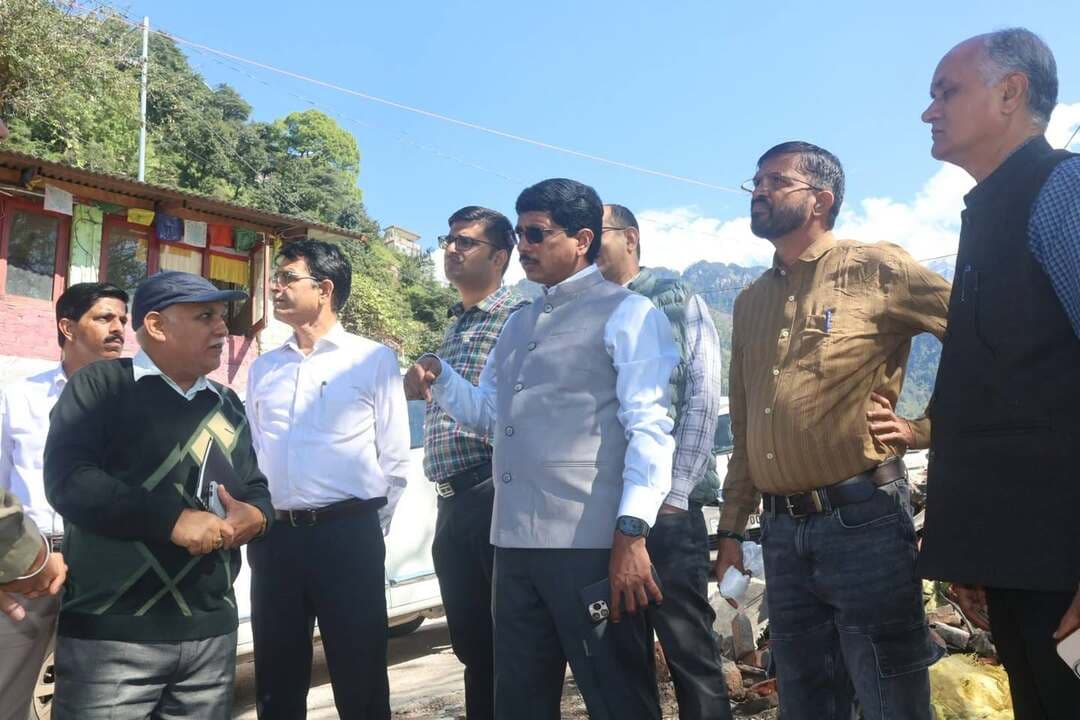 केंद्रीय दल ने धर्मशाला में आपदा से प्रभावित सड़कों का लिया जायजा ।
सुधेड़, खड़ा डंडा रोड पर पहुंचकर मानसून से हुए नुकसान की ली जानकारी ।
धर्मशाला, 29 सितंबर: इस वर्ष मानसून सीजन के दौरान भारी वर्षा, बाढ़ एवं भूस्खलन के कारण हिमाचल प्रदेश में हुए नुकसान का आकलन करने के लिए केंद्र सरकार द्वारा गठित अंतर-मंत्रालयी केंद्रीय दल (आईएमसीटी) ने मंगलवार को धर्मशाला में विभिन्न क्षेत्रों का दौरा किया। दल ने धर्मशाला के समीप सुधेड़ तथा धर्मशाला-मैक्लोडगंज मार्ग पर स्थित खड़ा डंडा रोड पर पहुंचकर सड़कों एवं अन्य बुनियादी ढांचे को हुए नुकसान का जायजा लिया।
सुधेड़ पहुंचने पर उपायुक्त कांगड़ा हेमराज बैरवा ने केंद्रीय दल के सदस्यों को मानसून के दौरान क्षेत्र में हुई भारी बारिश के कारण क्षतिग्रस्त हुई सड़क तथा सड़क के आसपास हुए नुकसान के बारे में विस्तृत जानकारी दी। उन्होंने बताया कि प्राकृतिक आपदा के कारण विभिन्न स्थानों पर सड़क मार्गों को नुकसान पहुंचा है।
केंद्रीय दल के नेतृत्व कर रहे गृह मंत्रालय के संयुक्त सचिव एम. रामचंद्रुडु ने संबंधित अधिकारियों से सड़क को हुए नुकसान की प्रकृति, प्रभावित हिस्सों, मरम्मत एवं पुनर्स्थापन कार्यों के संबंध में जानकारी ली। उन्होंने अधिकारियों से आपदा से हुए नुकसान के आकलन तथा किए जा रहे राहत एवं पुनर्वास कार्यों से संबंधित विवरण भी जाना।
इससे पूर्व केंद्रीय दल ने धर्मशाला स्थित एचपीसीए स्टेडियम का भी दौरा किया। इसके बाद केंद्रीय दल ने मैक्लोडगंज पहुंचकर तिब्बती धर्मगुरु महामहिम दलाई लामा से अनौपचारिक भेंट की। इस दौरान दल के सदस्यों ने उनसे शिष्टाचार भेंट की। इसके उपरांत केन्द्रीय दल कुल्लु जिला के दौरे पर रवाना हो गया।
इस अवसर पर केंद्रीय दल के सदस्य एवं जल शक्ति विभाग के निदेशक प्रकाश चंद, ग्रामीण विकास विभाग के निदेशक रामावतार मीणा, रिमोट सेंसिंग सेंटर, इसरो, हैदराबाद के वैज्ञानिक डाॅ. श्री शशिवर्धन रेड्डी सहित एसडीएम धर्मशाला मोहित रत्न तथा विभिन्न विभागों के अधिकारी उपस्थित रहे .