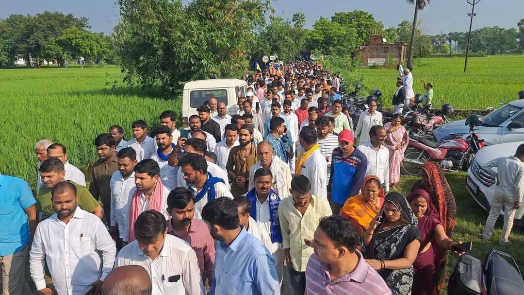 राज्य पुरस्कार प्राप्त डॉ. रामविलास भारती की शवयात्रा में उमड़ा जनसैलाब, माछिल जमीन माछिल से दोहरीघाट तक हजारों कदमों ने दी अंतिम विदाई
मऊ। मंगलवार को मऊ ने अपने एक ऐसे शिक्षक को नम आंखों से विदाई दी जिसने अपनी नौकरी को सिर्फ जिम्मेदारी नहीं बल्कि सेवा का संकल्प माना था। जूनियर हाईस्कूल धरौली के प्रधानाध्यापक, जूनियर हाईस्कूल शिक्षक संघ के जिलाध्यक्ष और राज्य पुरस्कार से सम्मानित डॉ. रामविलास भारती की अंतिम यात्रा जब उनके पैतृक गांव माछिल जमीन माछिल से निकली तो लोगों का सैलाब उमड़ पड़ा। घर से लेकर सड़क तक सिर्फ लोग ही लोग दिखाई दे रहे थे। पत्नी और परिजनों के करुण क्रंदन ने माहौल को और भी भावुक कर दिया।
दिल्ली में प्रशिक्षण के दौरान हृदय गति रुकने से डॉ. रामविलास भारती का असमय निधन हो गया था। उनका पार्थिव शरीर मंगलवार को जब माछिल जमीन माछिल स्थित पैतृक आवास पहुंचा तो अंतिम दर्शन के लिए पहले से ही बड़ी संख्या में लोग जुटे थे। जैसे-जैसे खबर फैलती गई भीड़ बढ़ती चली गई। शिक्षक, विद्यार्थी, ग्रामीण, सामाजिक कार्यकर्ता, जनप्रतिनिधि और विभिन्न राजनीतिक दलों से जुड़े लोग अपने प्रिय शिक्षक को अंतिम विदाई देने पहुंचते रहे।
*माछिल जमीन माछिल से दोहरीघाट तक साथ चलता रहा कारवां*
पैतृक निवास से अंतिम यात्रा शुरू हुई तो माछिल जमीन माछिल से लेकर रघौली, मझवारा मोड़, घोसी, धरौली, थानीदास और गोठा होते हुए दोहरीघाट मुक्तिधाम तक लोगों का कारवां चलता रहा। रास्ते में जगह-जगह लोगों ने पार्थिव शरीर पर पुष्प अर्पित कर श्रद्धांजलि दी।
अंतिम यात्रा में कई जगह भावुक दृश्य देखने को मिले। लोग नम आंखों से अपने प्रिय शिक्षक को विदाई देते रहे। भीड़ के बीच बार-बार गूंजता रहा—“जब तक सूरज-चांद रहेगा, रामविलास भारती का नाम रहेगा।” यह नारा केवल श्रद्धांजलि नहीं बल्कि उनके प्रति लोगों के सम्मान और अपनत्व का एहसास करा रहा था।
डॉ. रामविलास भारती अब नहीं हैं लेकिन धरौली के विद्यालय की लाइब्रेरी, उनके पढ़ाए बच्चे, उनके किए सामाजिक कार्य और शिक्षा के लिए समर्पित जीवन उनकी कहानी कहते रहेंगे। उनकी अंतिम यात्रा में उमड़ा जनसैलाब इस बात का गवाह बना कि कुछ लोग पद से नहीं अपने कर्मों से लोगों के दिलों में जगह बनाते हैं।
