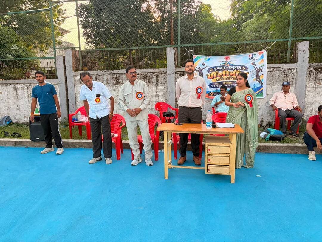 इंटर स्कूल वॉलीबॉल प्रतियोगिता में 12 टीमों ने लिया हिस्सा
----
सतना 29 सितम्बर 2026/मध्यप्रदेश शासन खेल एवं युवा कल्याण विभाग के निर्देशानुसार आयोजित मासिक खेल गतिविधियों के अंतर्गत खेल एवं युवा कल्याण विभाग सतना द्वारा इंटर स्कूल वॉलीबॉल प्रतियोगिता का आयोजन दादा सुखेंद्र सिंह स्पोर्ट्स कॉम्प्लेक्स #सतना में किया गया। प्रतियोगिता में बालक एवं बालिका वर्ग की कुल 12 टीमों ने उत्साहपूर्वक सहभागिता की। प्रतियोगिता के समापन अवसर पर मुख्य अतिथि एसडीएम रघुराजनगर राहुल सिलाड़िया ने विजेता एवं प्रतिभागी खिलाड़ियों को पुरस्कार वितरित कर उनका उत्साहवर्धन किया।
उन्होंने खिलाड़ियों को खेल भावना के साथ निरंतर अभ्यास करते हुए जिले एवं प्रदेश का नाम रोशन करने के लिए प्रेरित किया। प्रतियोगिता के दौरान खिलाड़ियों ने उत्कृष्ट खेल कौशल, अनुशासन एवं खेल भावना का प्रदर्शन किया। कार्यक्रम में जिला खेल एवं युवा कल्याण अधिकारी सुश्री रितिका दुबे, खेल प्रशिक्षक जय सिंह, ब्लॉक कोऑर्डिनेटर राजेश पाण्डेय तथा जिला वॉलीबॉल संघ के सचिव संतोष सिंह सहित अन्य वरिष्ठ एवं सीनियर खिलाड़ी उपस्थित रहे।
CM Madhya Pradesh
Dr Mohan Yadav
#JansamparkMP