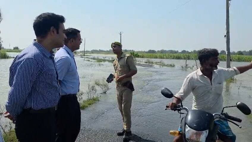 बलरामपुर। राप्ती नदी के बढ़े जलस्तर और पहाड़ी नालों में तेज पानी के बहाव को देखते हुए जिलाधिकारी डॉ. विपिन कुमार जैन मंगलवार को लगातार फील्ड में सक्रिय रहे। डीएम ने सिसई घाट के साथ ही तुलसीपुर तहसील के कैलाशगढ़ और भुसैलवा डीप का स्थलीय निरीक्षण कर जलप्रवाह, आवागमन, सुरक्षा व्यवस्था और फसल क्षति की स्थिति का जायजा लिया।
#बलरामपुर #Balrampur #राप्तीनदी #RaptiRiver #बाढ़ #Flood #अतिवृष्टि #जलभराव #तुलसीपुर #Tulsipur #कैलाशगढ़ #भुसैलवा #सिसईघाट #डीएम #DMBalrampur #विपिनकुमारजैन #जिलाप्रशासन #बाढ़खंड #राजस्वविभाग #कृषिविभाग #विद्युतविभाग #किसान #फसलक्षति #राहतबचाव #जनसुरक्षा #UPNews #UttarPradesh #BreakingNews #BalrampurNews