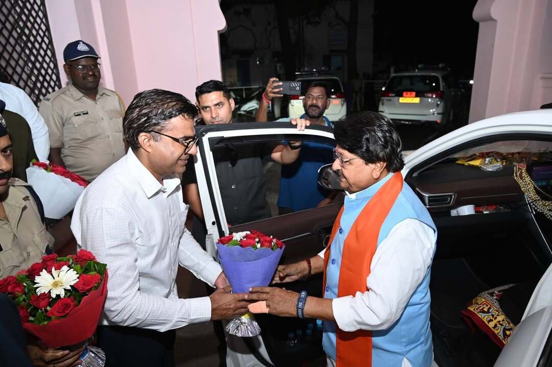 Department of Urban Development & Housing MP विभाग एवं जिले के प्रभारी मंत्री श्री Kailash Vijayvargiya के धार आगमन पर कलेक्टर श्री राजीव रंजन मीना, एसपी श्री सचिन शर्मा और डीएफओ श्री विजयनंथम टी.आर. ने कलेक्टर कार्यालय परिसर में पुष्पगुच्छ भेंट कर अगवानी की।
Jansampark Madhya Pradesh