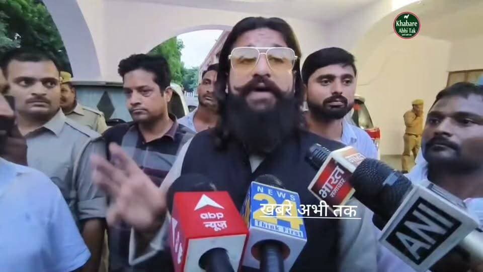 हाईटेंशन तारों की चपेट में आने से 3 लोगों की मौत, जर्जर तारों को हटाने की पहल का सदर विधायक अब्बास अंसारी का पुराना वीडियो सामने आया
#मऊ #हाईटेंशनतार #अब्बासअंसारी #खबरेंअभीतक #KhabareAbhiTak