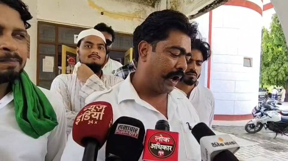 मऊ में हाईटेंशन तार की चपेट में तीन युवकों की मौत का मामला, AIMIM ने डीएम को सौंपा ज्ञापन
#मऊ #हाईटेंशनतार #AIMIM #खबरेंअभीतक #KhabareAbhiTak