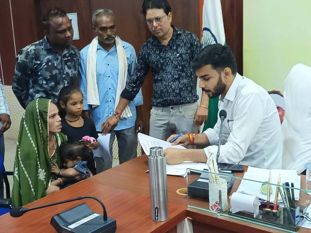 जनसुनवाई में आये 70 आवेदन
बड़वानी 29 सितम्बर 2026/राज्य शासन के जनसुनवाई कार्यक्रम के अंतर्गत प्रति सप्ताह मंगलवार को आम नागरिकों की समस्याओं की सुनवाई की जाती है और संबंधित विभाग के अधिकारियों से इन समस्याओं का त्वरित निराकरण कराया जाता है। जिला पंचायत सीईओ ने कलेक्टर कार्यालय के सभाकक्ष में आयोजित जनसुनवाई में 70 आवेदकों की समस्यायें सुनी। इस दौरान जिले के शहरी और ग्रामीण, दूरस्थ अंचलों से आये आवेदकों ने उपस्थित होकर अपनी समस्याओं के निराकरण के लिये आवेदन प्रस्तुत किये ।
जनसुनवाई में मुख्य रूप से ज़मीन का सीमांकन करने, नक्शा दुरूस्त करने, अतिक्रमण हटाने, अनुकम्पा नियुक्ति दिलाने, प्रधानमंत्री आवास योजना का लाभ दिलाने, बिजली पानी की समस्या, संबल योजना के तहत मिलने वाली आर्थिक सहायता आदि से संबंधित आवेदन प्राप्त हुये।
जिला पंचायत सीईओ ने विभिन्न आवेदनों में तत्काल प्रकरण नोट कराते हुए तत्परता के साथ निराकरण करने के निर्देश संबंधित अधिकारियों को दिए। उन्होंने कई प्रकरणों को समय सीमा की बैठक में समीक्षा के लिए भी चिन्हांकित किया।
जनसुनवाई में ग्राम खमसजवानी निवासी श्रीमति सलिता पति स्व. श्री देवराम एवं ग्राम खुरमपुरा निवासी श्रीमति आशा पति स्व. राकेश ने आवेदन देकर बताया कि संबल योजना के तहत प्राप्त होने वाली आर्थिक सहायता राशि का आवेदन दिया परन्तु अभी तक उन्हे योजना के तहत मिलने वाली राशि प्राप्त नही हुई।