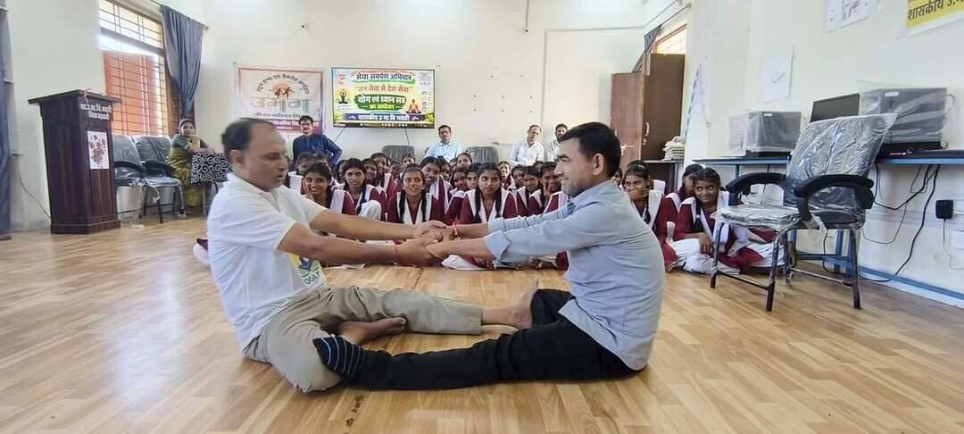 योग एवं ध्यान सत्र का आयोजन
सेवा संकल्प अभियान में योग एवं स्वास्थ्य जागरूकता का दिया संदेश
योग केवल शरीर को मजबूत करने की साधना नहीं, बल्कि मन को दृढ़, शांत और सकारात्मक बनाने की प्रक्रिया है -कृष्णकांत सोनी योग गुरु
बड़वानी 29 सितम्बर 2026/विकसित भारत के संकल्प 2047 को जन-जन तक पहुँचाने तथा “जन सेवा से देश सेवा” की भावना को साकार करने के उद्देश्य से चलाए जा रहे सेवा संकल्प अभियान के अंतर्गत गतिविधियों का दौर जारी है। इसी क्रम में शासकीय उच्चतर माध्यमिक विद्यालय भवती में योग एवं ध्यान सत्र का आयोजन पानसेमल से पधारे योगगुरु श्री कृष्णकांत सोनी के विशेष आतिथ्य में किया गया।
क्षेत्र में योग एवं स्वास्थ्य जागरूकता के लिए कार्य कर रहे श्री कृष्णकांत सोनी का विद्यालय परिवार द्वारा आत्मीय स्वागत किया गया। प्राचार्य असलम खान ने शाल एवं श्रीफल भेंट कर उनके योग सेवा एवं स्वास्थ्य जागरूकता के कार्यों के लिए सम्मानित किया। कार्यक्रम में बड़ी संख्या में पालक एवं विद्यार्थियों ने सहभागिता की।
इस अवसर पर शिक्षक महेश मालवीय ने कहा कि “जन सेवा से देश सेवा” करने वाले लोग समाज के लिए प्रेरणास्रोत होते हैं। जो व्यक्ति अपने ज्ञान, समय, श्रम और सामर्थ्य का उपयोग समाजहित में करता है, तो उसकी छोटी-सी सेवा भी राष्ट्र निर्माण में महत्वपूर्ण योगदान बन जाती है। उन्होंने श्री सोनी के सरल स्वभाव, सेवाभाव स्वास्थ्य जागरूकता हेतु किए कार्यों की सराहना करते हुए कहा, श्री सोनी 27 वर्षों से, निस्वार्थ भाव से योग प्रशिक्षक का कार्य कर रहे हैं। वे योग के जुनून में सरकारी नौकरी भी छोड़ चुके हैं तथा निःशुल्क योग अभ्यास के साथ ही समाज में नैतिक शिक्षा का उजियारा भी फैला रहे है, इसी कारण योगगुरु कहलाते हैं। सरकारी नौकरी छोड़ने के बाद सोनी ने योग को अपना मिशन बना लिया है। योगगुरु कृष्णकांत सोनी ना सिर्फ भारत में, बल्कि विदेशों में भी योगाभ्यास करा चुके हैं।
श्री सोनी ने विद्यार्थियों एवं उपस्थित जनसमुदाय को सूक्ष्म व्यायाम, उकड़ू आसन, अर्ध-वज्रासन, वज्रासन, उदर शक्ति विकास क्रिया एवं कटि आसन सहित विभिन्न योगासनों का अभ्यास कराया। उन्होंने तनावमुक्ति क्रियाओं, शारीरिक एवं मानसिक ऊर्जा बढ़ाने वाली क्रियाओं तथा विभिन्न प्राणायामों की जानकारी देते हुए नियमित अभ्यास की उपयोगिता समझाई। साथ ही दैनिक जीवन में उपयोगी औषधीय पौधों एवं सामान्य स्वास्थ्य संबंधी उपायों की जानकारी दी।
योगगुरु ने योग अभ्यास का महत्व बताते हुए कहा कि शरीर से कहीं अधिक शक्तिशाली मन होता है। मन मजबूत हो तो व्यक्ति कठिन परिस्थितियों में भी हिम्मत नहीं हारता, लेकिन मन कमजोर हो जाए तो शरीर की शक्ति भी प्रभावित होने लगती है। इसलिए योग केवल शरीर को मजबूत करने की साधना नहीं, बल्कि मन को दृढ़, शांत और सकारात्मक बनाने की प्रक्रिया है। हमारे यशस्वी प्रधानमंत्री श्री नरेंद्र मोदीजी ने भी योग को स्वस्थ जीवन, मानसिक शांति और संतुलित दिनचर्या का महत्वपूर्ण आधार माना है साथ ही इसे जन-जन तक पहुँचाने का कार्य भी किया है। योग को नियमित जीवनशैली का हिस्सा बनाकर व्यक्ति अपने शरीर और मन दोनों को स्वस्थ रखने की दिशा में आगे बढ़ सकता है। योग एवं ध्यान का नियमित अभ्यास मन को शांति, शरीर को स्फूर्ति और विचारों को सकारात्मक दिशा प्रदान करता है। बाहरी चिंताओं से ध्यान हटाकर स्वयं पर केंद्रित करने का अवसर मिलता है।
योग अभ्यास के बाद विद्यार्थियों ने योगगुरु से विभिन्न प्रश्न पूछे, जिनका उन्होंने सरल तरीके से समाधान किया। सत्र के माध्यम से विद्यार्थियों को शारीरिक स्वास्थ्य, मानसिक एकाग्रता, अनुशासन और सकारात्मक जीवनशैली का महत्व समझाया गया।
कार्यक्रम के अंत में उपस्थित शिक्षकों एवं विद्यार्थियों ने योग को अपनी दिनचर्या का हिस्सा बनाने तथा अपने सामर्थ्य के अनुसार समाज एवं राष्ट्र के विकास में योगदान देने का संकल्प लिया।