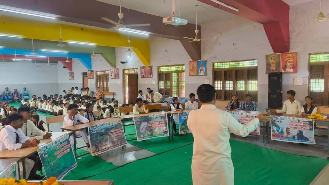 शासकीय उत्कृष्ट विद्यालय में जिला स्तरीय मोगली उत्सव का हुआ आयोजन
बड़वानी 29 सितम्बर 2026/मोगली उत्सव 2026 के तहत शासकीय उत्कृष्ट उच्चतर माध्यमिक विद्यालय क्रमांक 01 बड़वानी में जिला स्तरीय कार्यक्रम संपत्र हुआ। इस कार्यक्रम में विकास खंड स्तर से चयनित कनिष्ठ एवं वरिष्ठ स्तर की विद्यार्थी टीमों ने सहभागिता की है । आयोजित प्रश्न मंच कार्यक्रम में पर्यावरण जल जंगल व जमीन से जुड़े प्रश्नों पर विद्यार्थियों उत्तर दिए। इस प्रतियोगिता में माध्यमिक स्तर के विभिन्न विकास खंडों के सात प्रतिभागी सम्मिलित हुए। जिसमें प्रथम स्थान बड़वानी विकास खंड को मिला। विजेता प्रतिभागी कुमारी कनिष्का कन्नौज माता शबरी आवासी कन्या शिक्षा परिसर बड़वानी एवं कृष्णा पिपलोदे पीएम श्री शासकीय बालक उच्चतर माध्यमिक विद्यालय क्रमांक 02 बड़वानी रहे। इस प्रकार वरिष्ठ वर्ग में कक्षा 9वी से 12वीं स्तर के प्रतिभागी सम्मिलित हुए जिसमें प्रथम स्थान पर संदीप जमरा शासकीय उत्कृष्ट विद्यालय क्रमांक 01 बड़वानी एवं कुमारी रिंका अलावे माता शबरी आवासीय कन्या शिक्षा परिसर बड़वानी रहे। कनिष्ठ एवं वरिष्ठ स्तर के विजेता प्रतिभागी प्रदेश स्तरीय प्रतियोगिता के लिए पेंच राष्ट्रीय उद्यान सिवनी में सहभागिता करेंगे। एवं 27, 28, 29 अक्टूबर को पेंच राष्ट्रीय उद्यान भ्रमण एवं वहा की विभिन्त्र गतिविधियों में हिस्सा लेंगे। इस अवसर पर तहसीलदार वड़वानी राहुल सोलंकी ने बच्चों को मार्गदर्शन प्रदान किया। जिला शिक्षा अधिकारी सुश्री ज्योति पटेल ने विजेता बच्चों को बधाई दी एवं राज्य स्तर प्रतियोगिता के लिए शुभकामनाएं दी। उपस्थित अतिथियों द्वारा समस्त प्रतिभागियों को प्रमाण पत्र वितरित किए गए कार्यक्रम के अंत में अतिथियों एवं उपस्थित समुदाय का आभार कार्यक्रम के नोडल अधिकारी श्री आशीष शुक्ला ने किया प्रश्न मंच कार्यक्रम की रूपरेखा निर्माण मंच सज्जा एवं कंप्यूटरीकृत प्रस्तुतीकरण दीपक गुप्ता एवं कैलाश बडोले के द्वारा की गई एवं मंच संचालन डॉ. रामसहाय यादव द्वारा किया गया।