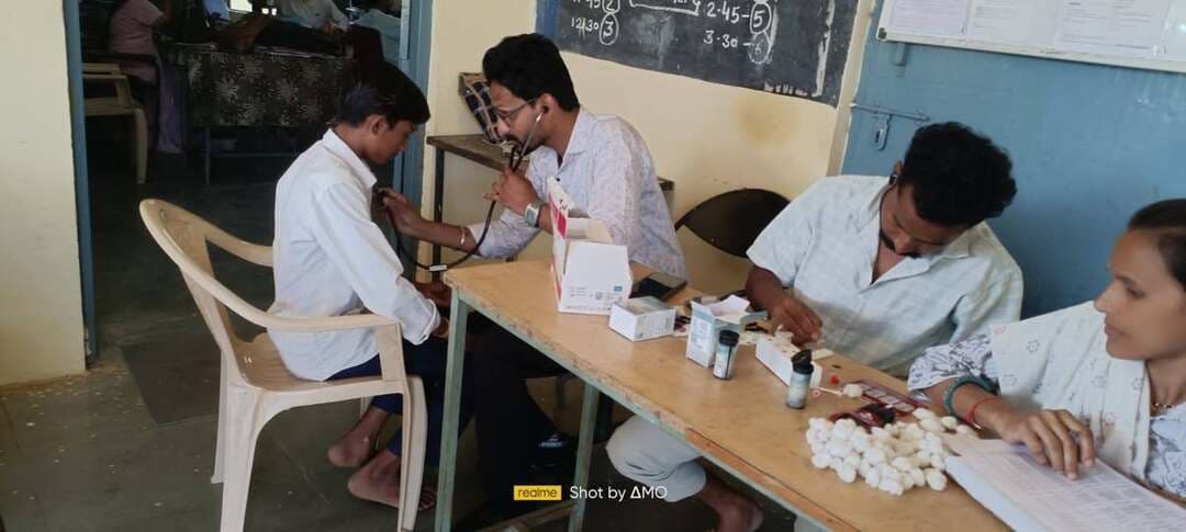 विश्व हृदय रोग दिवस पर की गई बच्चों की जांच
बड़वानी 29 सितम्बर 2026/मुख्य चिकित्सा एवं स्वास्थ्य अधिकारी के मागदर्शन में राष्ट्रीय बाल स्वास्थ्य कार्यक्रम अंतर्गत दिनांक 29 सितंबर विश्व हृदय रोग दिवस का अयोजन जिला चिकित्सालय बड़वानी में किया गया। डॉ. राम पाटीदार एम.डी मेडिसीन विशेषज्ञ द्वारा इको मशीन से बच्चों की जांच की गई, जिसमें से सभी बच्चे नार्मल पाये गये। डॉ. शीला अगलेचा शिशु रोग विशेषज्ञ एसएनसीयू में फॉलोअप वाले 15 बच्चों का इको मशीन से जांच की गई, जांच में सभी बच्चें नार्मल पाये गये तथा डॉ. जे.पी नागौर शिशु रोग विशेषज्ञ द्वारा बच्चों कि जॉच कि गई एवं हृदय रोग के बारे में जागरूकता हेतु सुझाव दिए गए।
विश्व हृदय रोग दिवस के उपलक्ष्य में आरबीएसके मोबाईल हेल्थ टीम द्वारा स्कूल एवं आगनवाड़ी में जाकर 850 बच्चों की स्क्रीनिंग की गई । उक्त बच्चों को स्वस्थ्य हृदय के लिये स्वस्थ जीवन किस प्रकार रखना है आदि के बारे में जानकारी दी गई । साथ ही मुख्यमंत्री बाल हृदय उपचार योजना अंतर्गत 0 से 18 वर्ष तक के बच्चों का निःषुल्क उपचार कराया जा रहा है।सिविल सर्जन डॉ. मनोज खन्ना, आर.एम.ओ डॉ. चेतन ब्राह्मणे, शिशु रोग विशेषज्ञ डॉ.रूपसिंह भादले, जिला शीघ्र हस्तक्षेप मैनेजर राधेश्याम जमरे, सोशल वर्कर डॉ. लखन गांगले आदि उपस्थित रहें।