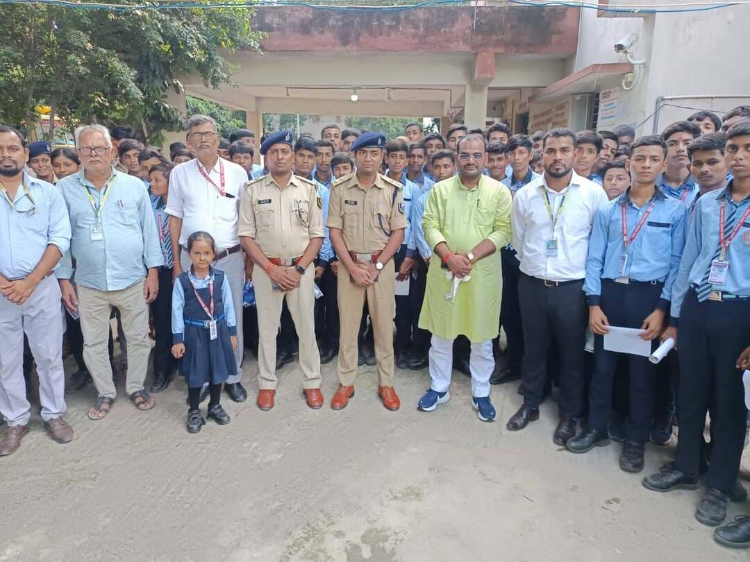 घोषी थाना में बच्चों ने जाना पुलिस का कामकाज, ‘एक दिन अपने थाना के साथ’ कार्यक्रम आयोजित
एक दिन अपने थाना के साथ कार्यक्रम
जहानाबाद : पुलिस अधीक्षक के निर्देश पर मंगलवार को घोषी थाना परिसर में स्कूली बच्चों के लिए ‘एक दिन अपने थाना के साथ’ कार्यक्रम आयोजित किया गया। कार्यक्रम के दौरान बच्चों को थाना की कार्यप्रणाली और विभिन्न शाखाओं के बारे में जानकारी दी गई।
पुलिस टीम ने बच्चों को थाना परिसर में स्थित विभिन्न हेल्पडेस्क, सिरिस्ता कक्ष, मालखाना, हाजत, ओडी सहित अन्य शाखाओं का भ्रमण कराया। संबंधित पुलिसकर्मियों ने बच्चों को इन शाखाओं में किए जाने वाले कार्यों और उनकी भूमिका के बारे में जानकारी दी।
कार्यक्रम का उद्देश्य बच्चों में पुलिस के प्रति सकारात्मक दृष्टिकोण विकसित करना तथा पुलिस के जनहितकारी एवं सकारात्मक कार्यों के प्रति जागरूकता बढ़ाना था। बच्चों को यह भी बताया गया कि जरूरत के समय विभिन्न हेल्पलाइन नंबरों के माध्यम से पुलिस एवं संबंधित सेवाओं से सहायता प्राप्त की जा सकती है।
कार्यक्रम के अंत में बच्चों ने हेल्पलाइन नंबरों से संबंधित सामूहिक प्लेकार्ड प्रदर्शन किया। इसके बाद कार्यक्रम में शामिल बच्चों के बीच प्रतिभागिता प्रमाण-पत्र वितरित किए गए।