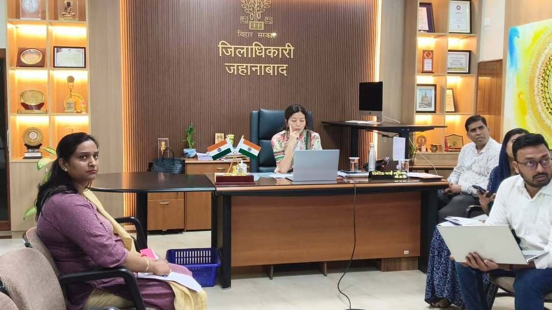 सहयोग पोर्टल के 45 लंबित मामलों को सात दिनों में निपटाने का निर्देश
डीएम ने की सहयोग, विद्यार्थी सहयोग व संकल्प पोर्टल की समीक्षा, गुणवत्तापूर्ण समाधान पर दिया जोर
जहानाबाद : आम लोगों की शिकायतों के त्वरित और गुणवत्तापूर्ण निष्पादन को लेकर जिला प्रशासन ने सख्ती बढ़ा दी है। मंगलवार को समाहरणालय में जिला पदाधिकारी छिरिङ वाई भूटिया की अध्यक्षता में सहयोग पोर्टल, विद्यार्थी सहयोग पोर्टल तथा संकल्प-सप्राइज इंस्पेक्शन एंड कंप्लायंस मॉनिटरिंग सिस्टम की समीक्षा की गई। इस दौरान लंबित आवेदनों, कारण-पृच्छा नोटिस और औचक निरीक्षण के अनुपालन की स्थिति की जानकारी ली गई।
सहयोग पोर्टल की समीक्षा में सामने आया कि कुल 8,961 आवेदनों में से 8,250 का निष्पादन किया जा चुका है, जबकि 319 आवेदन अभी लंबित हैं। डीएम ने सात दिनों से अधिक समय से लंबित 45 मामलों को प्राथमिकता के आधार पर निष्पादित करने का निर्देश दिया। वहीं, अब तक प्रतिनियुक्त नहीं किए गए नौ मामलों को तत्काल संबंधित पदाधिकारियों को सौंपने को कहा। शिकायतों के निष्पादन में शिथिलता को लेकर अब तक 22 पदाधिकारियों के विरुद्ध 52 कारण-पृच्छा नोटिस जारी किए जा चुके हैं।
एसएलएसपी के 119 मामलों में 91 का निष्पादन हुआ है, जबकि 28 मामले लंबित हैं। डीएम ने कहा कि केवल औपचारिक प्रतिवेदन के आधार पर किसी मामले को बंद नहीं किया जाए। शिकायतकर्ता की समस्या का वास्तविक और गुणवत्तापूर्ण समाधान धरातल पर सुनिश्चित होना चाहिए।
विद्यार्थी सहयोग पोर्टल की समीक्षा में 14 में से पांच मामलों के निष्पादन की जानकारी दी गई। शेष नौ मामले पारा मेडिकल संस्थान, रेफरल अस्पताल, घोसी के विद्यार्थियों से जुड़े हैं। डीएम ने सिविल सर्जन को शिक्षकों की व्यवस्था कर नियमित पठन-पाठन और प्रशिक्षण सुनिश्चित करने तथा लंबित मामलों का शीघ्र निष्पादन कराने का निर्देश दिया।
संकल्प-हर घर नल का जल योजना के तहत औचक निरीक्षण में 76 पंचायतों के 589 वार्डों की जांच की गई। इनमें 545 वार्डों में जलापूर्ति क्रियाशील, जबकि 44 वार्डों में व्यवस्था अक्रियाशील मिली। डीएम ने लोक स्वास्थ्य अभियंत्रण विभाग के कार्यपालक अभियंता को अक्रियाशील वार्डों में प्राथमिकता के आधार पर जलापूर्ति बहाल कराने तथा लंबित निरीक्षण प्रतिवेदन तत्काल उपलब्ध कराने को कहा।
डीएम ने स्पष्ट कहा कि आमजन की शिकायतों का समयबद्ध और गुणवत्तापूर्ण निष्पादन जिला प्रशासन की सर्वोच्च प्राथमिकता है। केवल पोर्टल पर मामले को बंद कर देना पर्याप्त नहीं है। शिकायतों का वास्तविक समाधान धरातल पर दिखना चाहिए। बैठक में संबंधित विभागों के जिला स्तरीय पदाधिकारी मौजूद थे।