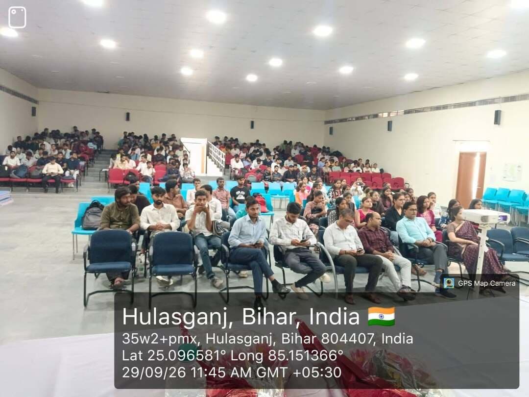 स्टार्टअप आइडिया को उद्यम में बदलने के गुर सीखेंगे युवा, इंजीनियरिंग कॉलेज में आइडिया बूटकैंप
राजकीय अभियंत्रण महाविद्यालय, जहानाबाद में मंगलवार को ‘स्टार्टअप बिहार आइडिया बूटकैंप’ का आयोजन किया गया। जिला पदाधिकारी छिरिङ वाई भूटिया के निर्देश पर कॉलेज के स्टार्टअप सेल ने जिला उद्योग केंद्र के सहयोग से कार्यक्रम आयोजित किया। इसका शुभारंभ पूर्वाह्न 11 बजे हुआ। मुख्य अतिथि जिला उद्योग केंद्र की महाप्रबंधक ज्योति प्रिया रहीं।
बूटकैंप में छात्र-छात्राओं, नवाचारियों और भावी उद्यमियों को स्टार्टअप आइडिया विकसित करने से लेकर उसे निवेशकों के सामने प्रभावी तरीके से प्रस्तुत करने और वित्तीय संसाधन जुटाने तक की जानकारी दी गई। विशेषज्ञों ने प्रतिभागियों को आइडिया डेवलपमेंट, नवीन तकनीक और स्टार्टअप स्थापित करने की बारीकियों से अवगत कराया।
जिला उद्योग केंद्र के संजय श्रीवास्तव, चंदेश्वर राम, एक्सटेंशन ऑफिसर, एमएसएमई मित्र रितेश कुमार एवं उपेंद्र कुमार ने प्रतिभागियों के साथ अपने अनुभव साझा किए। वहीं जिले के सफल स्टार्टअप इन्फिनिटी ग्रुप्स और मेनस्ट्रो केयर के प्रतिनिधियों ने अपनी स्टार्टअप यात्रा और सफलता के अनुभव बताए।
कार्यक्रम में युवाओं ने अपने नवाचार से जुड़े विचार साझा किए और विशेषज्ञों से विभिन्न समस्याओं एवं जिज्ञासाओं का समाधान प्राप्त किया। अधिकारियों ने बताया कि बूटकैंप का उद्देश्य जिले के युवाओं में नवाचार और उद्यमिता को बढ़ावा देना तथा उनके विचारों को सफल स्टार्टअप एवं स्वरोजगार के अवसरों में बदलने के लिए मंच और मार्गदर्शन उपलब्ध कराना है।