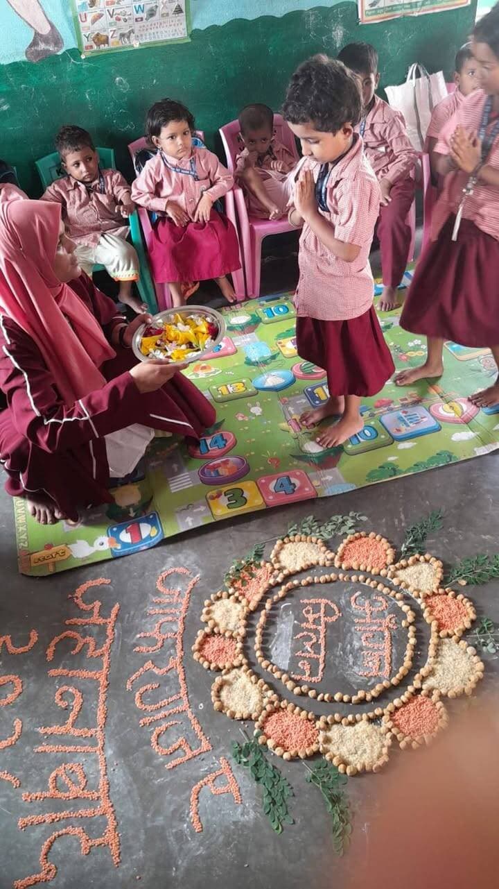 आंगनवाड़ी केंद्रों पर ‘आंगन का मिलन’, बच्चों का हुआ स्वागत
जहानाबाद : पोषण माह के तहत मंगलवार को जिले के सभी आंगनवाड़ी केंद्रों पर ‘आंगन का मिलन’ कार्यक्रम आयोजित किया गया। जिला पदाधिकारी छिरिङ वाई भूटिया के निर्देश पर आयोजित कार्यक्रम में बच्चों, अभिभावकों, लाभार्थियों और समुदाय के लोगों ने उत्साह के साथ भाग लिया।
कार्यक्रम के दौरान आंगनवाड़ी केंद्रों पर बच्चों का स्वागत किया गया। बच्चों के बीच कॉमिक बुक, फल और मिठाइयां बांटी गईं। साथ ही मनोरंजक, रचनात्मक और शिक्षाप्रद गतिविधियां आयोजित कर बच्चों को खेल-खेल में सीखने के लिए प्रेरित किया गया। इससे केंद्रों पर पूरे दिन उत्साह और हर्षोल्लास का माहौल बना रहा।
इस अवसर पर आंगनवाड़ी सेविका-सहायिका और आशा कार्यकर्ताओं के योगदान को प्रोत्साहित करने के लिए उन्हें सम्मान-पत्र प्रदान किए गए। वहीं, आंगनवाड़ी सेवाओं से जुड़े लाभार्थियों को आभार-पत्र देकर उनकी सहभागिता के प्रति आभार जताया गया।
सेविका-सहायिकाओं ने अभिभावकों और लाभार्थियों से संवाद करते हुए बच्चों के पोषण, स्वास्थ्य, स्वच्छता, प्रारंभिक शिक्षा और समग्र विकास के महत्व की जानकारी दी। कार्यक्रम के माध्यम से आंगनवाड़ी केंद्रों को बच्चों के पोषण एवं प्रारंभिक शिक्षा के साथ सामुदायिक सहभागिता का केंद्र बनाने का संदेश दिया गया।