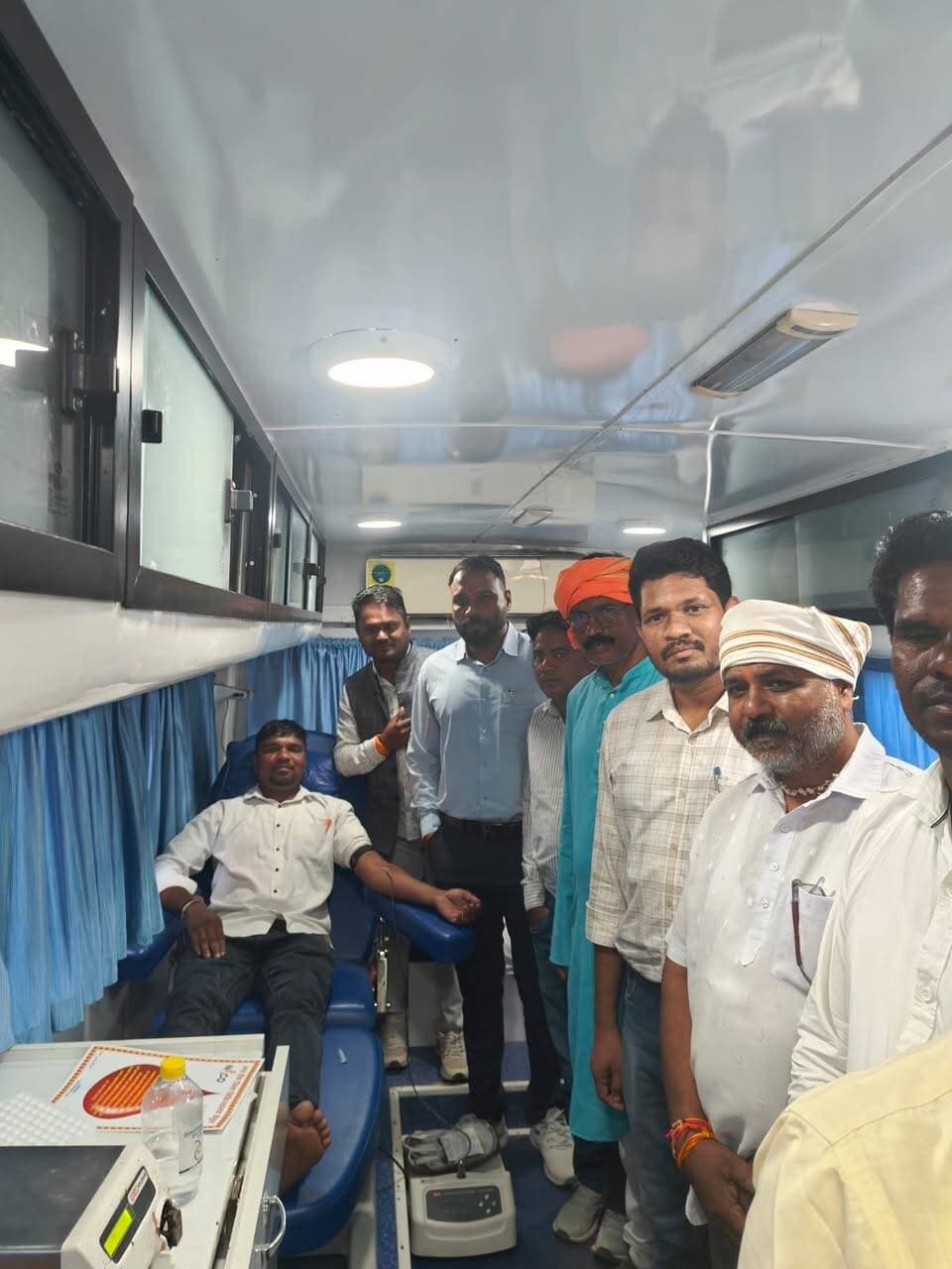 ➡️ सेवा से संकल्प अभियान : सामुदायिक स्वास्थ्य केन्द्र भीमपुर में 367 हितग्राहियों का स्वास्थ्य परीक्षण, 7 यूनिट हुआ रक्तदान
17 सितम्बर से 17 अक्टूबर 2026 तक आयोजित सेवा से संकल्प अभियान के अंतर्गत स्वास्थ्य विभाग द्वारा स्वास्थ्य शिविर एवं रक्तदान शिविर आयोजित किये जा रहे हैं। इसी क्रम में 29 सितम्बर को सामुदायिक स्वास्थ्य केन्द्र भीमपुर में स्वास्थ्य शिविर एवं रक्तदान शिविर का आयोजन किया गया। शिविर का शुभारंभ जनपद अध्यक्ष श्री भैयालाल इरपाचे, श्री अनिल उइके एवं जनप्रतिनिधियों द्वारा किया गया।
खंड चिकित्सा अधिकारी डॉ पंकज द्वारा दी गई जानकारी अनुसार स्वास्थ्य शिविर में 367 हितग्राहियों का पंजीयन कर स्वास्थ्य परीक्षण कर उपचार दिया गया। शिविर में 7 यूनिट रक्तदान हुआ। शिविर में मेडिकल ऑफीसर, सीएचओ एवं स्वास्थ्य कार्यकर्ता उपस्थित रहे।
मुख्य चिकित्सा एवं स्वास्थ्य अधिकारी डॉ मनोज कुमार हुरमाड़े ने बताया कि सामुदायिक स्वास्थ्य केन्द्र खेड़ी सांवलीगढ में 30 सितम्बर को स्वास्थ्य शिविर आयोजित किया जाएगा। सीएमएचओ डॉ.हुरमाड़े ने आमजन से अपील की है कि निःशुल्क स्वास्थ्य शिविर में अपने स्वास्थ्य की जांच करायें एवं स्वास्थ्य लाभ लें।
Jansampark Madhya Pradesh
Directorate of Health Services, Madhya Pradesh
#सेवा_संकल्प_अभियान
#SevaSankalpAbhiyan
#JansamparkMP
#बैतूल
#betul