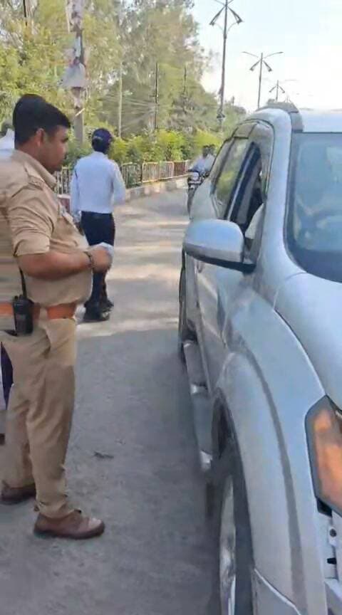 सतना
थाना यातायात जिला सतना द्वारा पुलिस मुख्यालय भोपाल द्वारा जारी हेलमेट एवं सीटबेल्ट ना धारण करने वालो के विरुद्ध विशेष अभियान चलाकर श्रीमान पुलिस अधीक्षक महोदय श्री हंसराज सिंह के मार्गदर्शन एवं अति. पुलिस अधीक्षक गौरव पाण्डेय के निर्देशन पर थाना प्रभारी र.नि. पूनम रावत द्वारा शहर के विभिन्न प्रमुख चौराहो पर मय स्टाफ के साथ मिलकर चेकिंग लगाकर हेलमेट न पहनने बाले मोटर सायकल चालको के विरुध्द कुल 59 वाहनो के विरुद्ध चालानी कार्यवाही कर 17,700 रु. संमन शुल्क वसूल किया गया एवं चार पहिया वाहन चालको के विरुद्ध सीट बेल्ट न धारण करने पर कुल 8 वाहनो के विरुद्ध चालानी कार्यवाही कर कुल 4000 रु.संमन शुल्क वसूल किया गया कुल 88 वाहनो के विरुध्य चालानी कार्यवाही कर कुल 33,700 रु.वसूल किये एवं सम्रिटन कॉलेज पहुंचकर कॉलेज स्टाफ एवं बच्चो को यातायात नियमो के संबंध मे जागरुक किया गया।