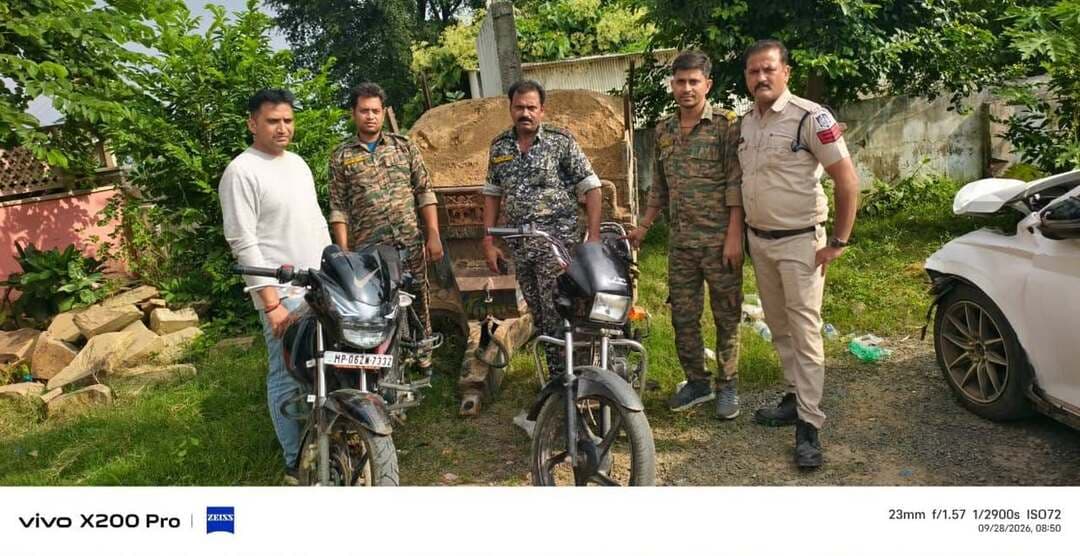 मुरैना — अवैध रेत परिवहन पर पुलिस की कार्रवाई।
सिविल लाइन पुलिस ने चंबल की अवैध रेत से भरी ट्रॉली और रैकी में इस्तेमाल दो मोटरसाइकिलें जब्त कीं। पुलिस के मुताबिक जब्त मशरूका की कीमत करीब 2.03 लाख रुपये है। ट्रॉली को राजसात की कार्रवाई के लिए वन विभाग को सौंपा गया।