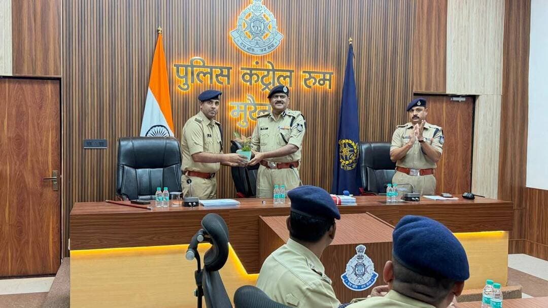 मुरैना — अपराध और कानून-व्यवस्था की समीक्षा बैठक।
डीआईजी चंबल रेंज सुनील कुमार जैन ने पुलिस लाइन में जिला स्तरीय अपराध समीक्षा बैठक ली। हत्या, लूट, महिला अपराध, साइबर अपराध, अवैध रेत और शराब सहित लंबित मामलों की समीक्षा कर अधिकारियों को त्वरित कार्रवाई, फरार आरोपियों की गिरफ्तारी और आगामी त्योहारों को लेकर सुरक्षा व्यवस्था मजबूत करने के निर्देश दिए।