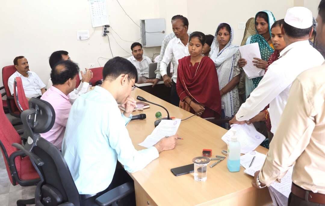 मुरैना - जनसुनवाई में 272 आवेदकों की समस्याएं सुनी गईं।
कलेक्टर लोकेश कुमार जांगिड़ ने जिला मुख्यालय पर जनसुनवाई में नागरिकों की शिकायतें सुनीं। 40 आवेदनों को टीएल में दर्ज कर संबंधित विभागों को भेजा गया। कलेक्टर ने अधिकारियों को आवेदनों का संवेदनशीलता के साथ समयबद्ध और गुणवत्तापूर्ण निराकरण करने के निर्देश दिए।
