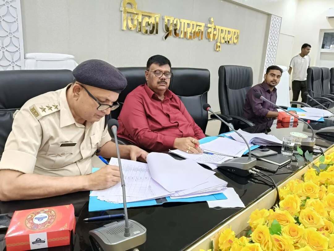 जिला पदाधिकारी श्री रिची पांडेय के दिशा-निर्देश के आलोक में मंगलवार को समाहरणालय परिसर स्थित कारगिल विजय सभा भवन में मद्य निषेध, उत्पाद एवं पुलिस विभाग के संयुक्त तत्वावधान में मद्य निषेध से संबंधित मामलों में जब्त वाहनों की खुली नीलामी प्रक्रिया संपन्न हुई।
बिहार मद्य निषेध एवं उत्पाद अधिनियम के अंतर्गत दर्ज विभिन्न कांडों में जब्त किए गए तथा विधिवत अधिहरण की कार्रवाई पूर्ण होने के बाद कुल 41 वाहनों को खुली नीलामी के लिए प्रस्तुत किया गया। नीलामी प्रक्रिया के माध्यम से कुल ₹21,55,600 का राजस्व प्राप्त हुआ।
नीलामी की पूरी प्रक्रिया विभागीय दिशा-निर्देशों के अनुरूप पारदर्शी, निष्पक्ष एवं शांतिपूर्ण वातावरण में संपन्न कराई गई। संबंधित विभागों द्वारा नीलामी प्रक्रिया के दौरान निर्धारित सभी नियमों एवं प्रक्रियाओं का पालन सुनिश्चित किया गया।
IPRD Bihar
#cmsamrat