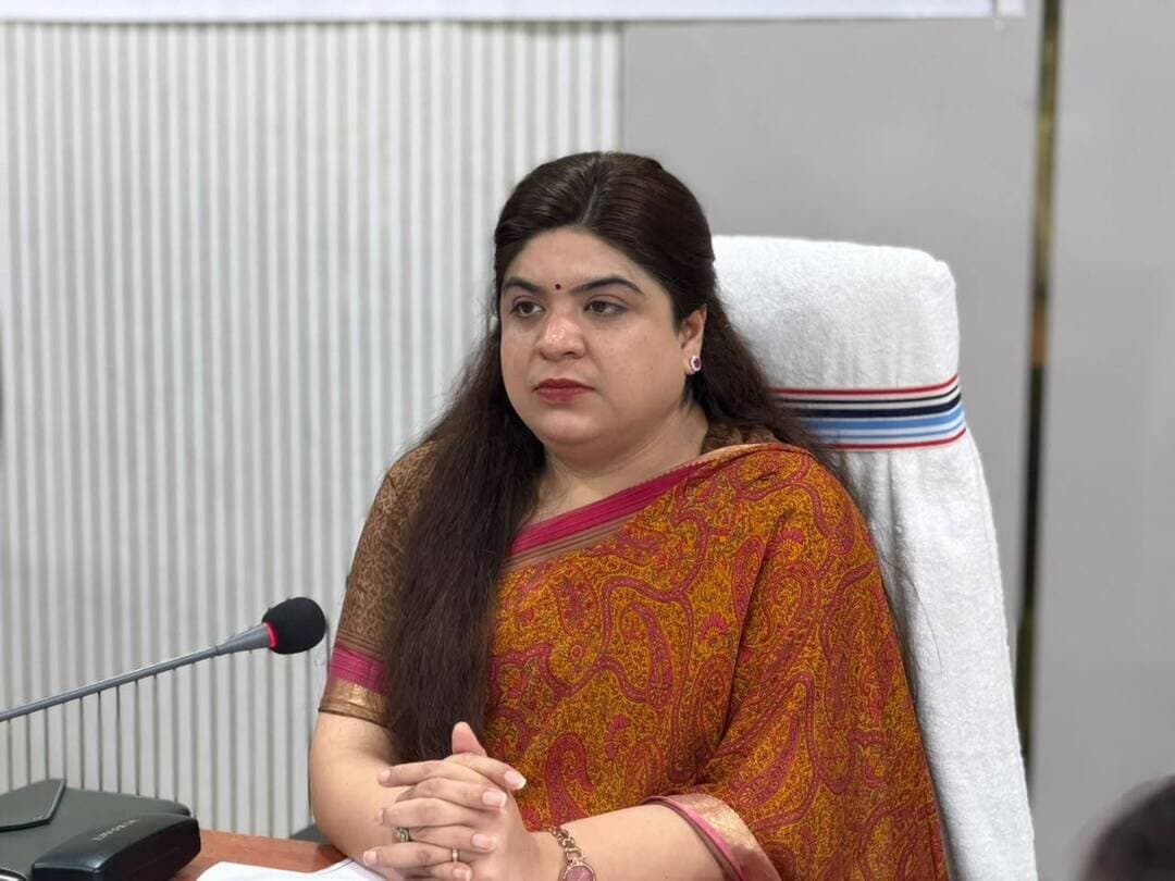 🏦 जिला पदाधिकारी श्रीमती अभिलाषा शर्मा की अध्यक्षता में डीएलसीसी की बैठक
📍 समाहरणालय, औरंगाबाद | 29 सितंबर 2026
जिला पदाधिकारी, औरंगाबाद श्रीमती अभिलाषा शर्मा (भा.प्र.से.) की अध्यक्षता में वित्तीय वर्ष 2026-27 की द्वितीय तिमाही की जिला स्तरीय परामर्शदात्री समिति (डीएलसीसी) की बैठक आयोजित की गई। बैठक में जिले में बैंकिंग सेवाओं के विस्तार, ऋण-जमा अनुपात, वार्षिक साख योजना, कृषि एवं प्राथमिकता क्षेत्र में ऋण वितरण तथा विभिन्न सरकारी ऋण एवं वित्तीय समावेशन योजनाओं की प्रगति की विस्तृत समीक्षा की गई।
📊 जिले में बैंकिंग व्यवस्था
30 जून 2026 तक जिले में 214 बैंक शाखाएं, 1,224 बैंकिंग आउटलेट/बैंक मित्र केंद्र एवं 141 एटीएम कार्यरत हैं। बैंकिंग सेवाओं को ग्रामीण क्षेत्रों तक पहुंचाने के लिए बैंक मित्र एवं सीएसपी के माध्यम से भी वित्तीय सेवाएं उपलब्ध कराई जा रही हैं।
💰 जमा एवं ऋण की स्थिति
30 जून 2026 तक जिले में कुल 12,534 करोड़ रुपये जमा तथा 6,044 करोड़ रुपये अग्रिम दर्ज किया गया। जिले का ऋण-जमा अनुपात 48.22% रहा। जिला पदाधिकारी ने अपेक्षाकृत कम ऋण-जमा अनुपात वाले बैंकों को ऋण वितरण में तेजी लाने तथा पात्र लाभुकों को समयबद्ध एवं सुगम तरीके से ऋण उपलब्ध कराने का निर्देश दिया।
📈 वार्षिक साख योजना 2026-27
जून 2026 तक वार्षिक साख योजना के अंतर्गत 1,557 करोड़ रुपये का ऋण वितरण किया गया, जो निर्धारित लक्ष्य का 16.77% है। प्राथमिकता क्षेत्र में 1,233 करोड़ रुपये का ऋण वितरण हुआ, जिसमें कृषि क्षेत्र को 405 करोड़ रुपये तथा एमएसएमई क्षेत्र को 812 करोड़ रुपये का ऋण अग्रिम किया गया।
🌾 कृषि एवं केसीसी पर विशेष जोर
कृषि ऋण की समीक्षा के दौरान पशुपालन, डेयरी एवं मत्स्यपालन गतिविधियों के लिए किसान क्रेडिट कार्ड (केसीसी) के माध्यम से अधिक से अधिक पात्र लाभुकों को ऋण उपलब्ध कराने पर विशेष जोर दिया गया। लंबित आवेदनों के त्वरित निष्पादन के लिए विभागों एवं बैंकों के बीच बेहतर समन्वय सुनिश्चित करने का निर्देश दिया गया।
☀️ पीएम सूर्य घर सहित विभिन्न योजनाओं की समीक्षा
बैठक में पीएमईजीपी, पीएमएफएमई एवं पीएम सूर्य घर योजना की बैंकवार प्रगति की समीक्षा की गई। जिला पदाधिकारी ने पात्र लाभुकों को शीघ्र ऋण उपलब्ध कराने तथा आवेदनों का समयबद्ध निष्पादन सुनिश्चित करने को कहा।
👩👩👧👦 जीविका एवं स्वयं सहायता समूह
जीविका से जुड़े स्वयं सहायता समूहों के बचत खाते, बैंक लिंकेज एवं ऋण स्वीकृति की स्थिति की समीक्षा करते हुए पात्र समूहों के ऋण प्रस्तावों को अनावश्यक रूप से लंबित नहीं रखने का निर्देश दिया गया।
🔐 वित्तीय समावेशन एवं साइबर जागरूकता
प्रधानमंत्री जन-धन योजना एवं सामाजिक सुरक्षा योजनाओं की प्रगति की समीक्षा के साथ ही साइबर अपराध से बचाव, सुरक्षित डिजिटल बैंकिंग एवं बैंकिंग शिकायतों के त्वरित निष्पादन के लिए व्यापक जागरूकता अभियान चलाने पर बल दिया गया।
🏦 जिला पदाधिकारी ने कहा कि बैंकिंग सेवाओं का लाभ समाज के अंतिम पायदान तक पहुंचाना प्रशासन एवं बैंकों की साझा जिम्मेदारी है। कृषि, एमएसएमई, स्वरोजगार, महिला स्वयं सहायता समूहों एवं छोटे उद्यमियों को संस्थागत ऋण उपलब्ध कराने में संवेदनशीलता एवं तत्परता के साथ कार्य किया जाए।
बैठक में वरीय उप समाहर्ता (बैंकिंग) श्री रितेश कुमार यादव, अग्रणी जिला प्रबंधक, विभिन्न बैंकों के जिला समन्वयक/प्रतिनिधि, संबंधित विभागों के पदाधिकारी एवं समिति के अन्य सदस्य उपस्थित रहे।
#SamratChoudhary #CMSamrat #AurangabadBihar #DistrictAdministration #FinancialInclusion #Banking
Information & Public Relations Department, Government of Bihar CMO Bihar Industries Department, Bihar
