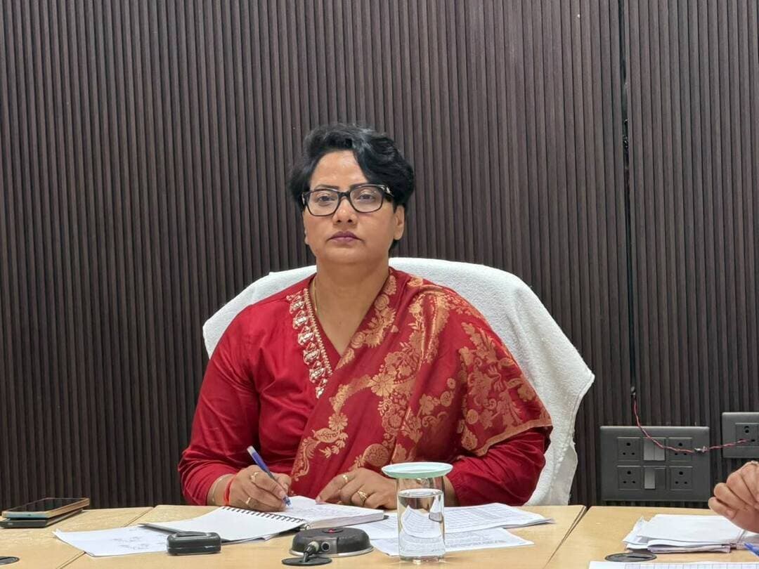 🏛️ सेवा संकल्प एवं कायाकल्प अभियान
✨ सार्वजनिक परिसंपत्तियों को बेहतर, स्वच्छ एवं जनोपयोगी बनाने की दिशा में सतत प्रयास
📍 औरंगाबाद | 29 सितंबर 2026
बिहार विकास मिशन के अध्यक्ष, उप मिशन सह विकास आयुक्त, बिहार श्री मिहिर कुमार सिंह की अध्यक्षता में आज वीडियो कॉन्फ्रेंसिंग के माध्यम से राज्य के सभी जिलाधिकारियों एवं संबंधित पदाधिकारियों के साथ सेवा संकल्प एवं कायाकल्प अभियान के तहत संचालित कार्यों की विस्तृत समीक्षा की गई।
➡️ जिला पदाधिकारी, औरंगाबाद श्रीमती अभिलाषा शर्मा (भा.प्र.से.) के निर्देशानुसार उप विकास आयुक्त कुमारी अनुपम सिंह सहित जिले के संबंधित विभागों के पदाधिकारी वीडियो कॉन्फ्रेंसिंग के माध्यम से समीक्षा में शामिल हुए।
🔹 समीक्षा के दौरान दिए गए प्रमुख निर्देश
🏫 विद्यालयों पर विशेष फोकस
भवन, वर्ग-कक्ष, किचन शेड, शौचालय आदि की आवश्यक मरम्मति एवं अनुरक्षण के साथ आवश्यकता के अनुसार अतिरिक्त वर्ग-कक्ष एवं भवन निर्माण की कार्रवाई सुनिश्चित करने का निर्देश दिया गया।
🏥 स्वास्थ्य संस्थानों में बेहतर सुविधाएं
स्वास्थ्य संस्थानों में आवश्यक मरम्मति, स्वच्छता तथा मरीजों के लिए अनुकूल एवं बेहतर सुविधाओं के विकास को प्राथमिकता देने पर जोर दिया गया।
🏢 सार्वजनिक परिसंपत्तियों का कायाकल्प
विद्यालय, स्वास्थ्य संस्थान, आंगनबाड़ी केंद्र, पंचायत भवन सहित अन्य सार्वजनिक परिसंपत्तियों का विभागवार सर्वेक्षण कर आवश्यक कार्यों का चिन्हांकन करने तथा साफ-सफाई, मरम्मति, रंग-रोगन एवं सौंदर्यीकरण सुनिश्चित करने का निर्देश दिया गया।
⏱️ निर्धारित समय-सीमा में पूर्ण होंगे कार्य
🔸 पूर्व से निर्मित सार्वजनिक परिसंपत्तियों के उन्नयन, सुदृढ़ीकरण एवं मरम्मति से संबंधित कार्य 30 नवंबर 2026 तक।
🔸 नई आधारभूत संरचनाओं एवं परिसंपत्तियों के निर्माण से संबंधित कार्य 31 मार्च 2027 तक पूर्ण कराने का निर्देश।
📊 नियमित निगरानी एवं अनुश्रवण
अभियान के अंतर्गत संचालित कार्यों की नियमित समीक्षा, स्थल निरीक्षण एवं प्रगति की सतत निगरानी के साथ संबंधित विभागों के बीच बेहतर समन्वय एवं अभिसरण सुनिश्चित करने को कहा गया।
💻 कायाकल्प पोर्टल पर प्रगति होगी अद्यतन
सभी संबंधित कार्यों की भौतिक एवं वित्तीय प्रगति को कायाकल्प पोर्टल पर नियमित रूप से अद्यतन करने तथा प्रत्येक मंगलवार को अपराह्न 05 बजे होने वाली समीक्षा के लिए अद्यतन प्रतिवेदन तैयार रखने का निर्देश दिया गया।
🌱 सेवा संकल्प एवं कायाकल्प अभियान का उद्देश्य सार्वजनिक सुविधाओं एवं परिसंपत्तियों को बेहतर, स्वच्छ, उपयोगी एवं क्रियाशील बनाए रखना तथा आवश्यकता के अनुरूप नई आधारभूत संरचनाओं एवं परिसंपत्तियों का निर्माण सुनिश्चित करना है।
💠 जिला प्रशासन, औरंगाबाद द्वारा अभियान के तहत चिन्हित कार्यों को प्राथमिकता के आधार पर निर्धारित समय-सीमा में पूर्ण कराने तथा नियमित अनुश्रवण एवं समीक्षा के माध्यम से कार्यों की प्रभावी निगरानी सुनिश्चित की जा रही है।
#SamratChoudhary #CMSamrat #SevaSankalp #KayakalpAbhiyan #Bihar #Aurangabad
Information & Public Relations Department, Government of Bihar CMO Bihar