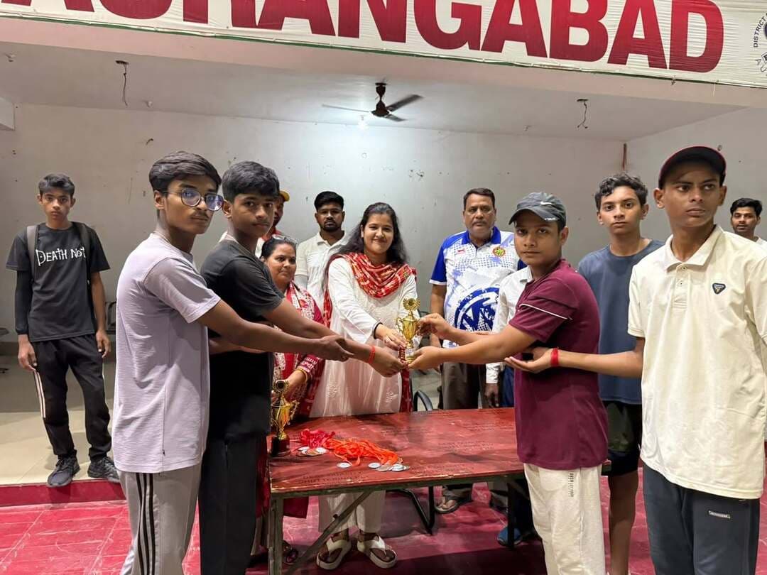 🏆 जिला स्तरीय खेल प्रतियोगिता 2026-27 🏆
खेल प्रतिभाओं को मिल रहा मंच, खिलाड़ियों का शानदार प्रदर्शन
जिला पदाधिकारी, औरंगाबाद श्रीमती अभिलाषा शर्मा (भा.प्र.से.) के नेतृत्व में जिले में 28 सितंबर से 02 अक्टूबर 2026 तक जिला स्तरीय खेल प्रतियोगिता का आयोजन किया जा रहा है। प्रतियोगिता में जिले के विभिन्न विद्यालयों एवं संस्थानों से बड़ी संख्या में बालक एवं बालिका खिलाड़ी उत्साहपूर्वक भाग ले रहे हैं। 🏅
🏸 बैडमिंटन
🔹 अंडर-14 बालिका — विजेता: प्रिया रानी, उपविजेता: शानवी सिंह चौहान
🔹 अंडर-17 बालिका — विजेता: आराध्या पांडे, उपविजेता: मानवी कुमारी
🤼 कबड्डी
🔹 अंडर-14 बालिका — विजेता: अंबेडकर प्लस टू आवासीय उच्च विद्यालय, कुशी, उपविजेता: ग्रैंड वैली पब्लिक स्कूल, हसपुरा
🔹 अंडर-14 बालक — विजेता: अंबिका पब्लिक स्कूल, उपविजेता: ग्रैंड वैली पब्लिक स्कूल, हसपुरा
🏃 एथलेटिक्स
अंडर-14 बालिका 100 मीटर में श्रेया कुमारी, 200 मीटर में श्रेया कुमारी तथा 400 मीटर में आस्था कुमारी ने प्रथम स्थान प्राप्त किया।
अंडर-17 बालिका 100 मीटर में रिया कुमारी एवं 200 मीटर में प्रतिमा कुमारी प्रथम रहीं।
अंडर-19 बालिका 100 मीटर में रिया कुमारी तथा 200 मीटर में अंजली कुमारी ने प्रथम स्थान हासिल किया। 🥇
♟️ शतरंज
🔹 अंडर-14 बालिका — विजेता: ज्योति सिंह, उपविजेता: अनुप्रिया
🔹 अंडर-17 बालिका — विजेता: अंजलि राठौर, उपविजेता: त्रिश्ता कुमारी
🔹 अंडर-19 बालिका — विजेता: माही सिंह, उपविजेता: नंदनी
📍 प्रतियोगिताओं का आयोजन इंडोर स्टेडियम, गेट स्कूल खेल मैदान, गांधी मैदान एवं खेल भवन सहित विभिन्न खेल स्थलों पर किया जा रहा है।
यह प्रतियोगिता जिले के प्रतिभावान खिलाड़ियों को प्रतिस्पर्धात्मक मंच उपलब्ध कराने, उनकी प्रतिभा को निखारने और खेल संस्कृति को बढ़ावा देने की दिशा में महत्वपूर्ण पहल है। आगामी दिनों में भी विभिन्न खेल विधाओं में मुकाबले आयोजित किए जाएंगे।
👏 सभी विजेता एवं प्रतिभागी खिलाड़ियों को हार्दिक बधाई एवं उज्ज्वल खेल भविष्य की शुभकामनाएं!
#SamratChoudhary #CMSamrat #DistrictSports #AurangabadBihar #SportsCompetition #SportsTalent
Bihar State Sports Authority - BSSA Department of Sports, Government of Bihar Information & Public Relations Department, Government of Bihar CMO Bihar