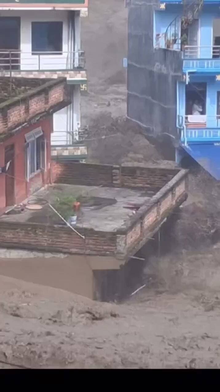 नेपाल के लिए प्रार्थना करें... 🙏
भारी बारिश और लैंड स्लाइड के बाद
नेपाल दोबारा से भयानक बाढ़ से घिर चुका है..
ईश्वर सबकी रक्षा करें ✍️
#Nepal #NepalFloods #NepalLandslide #BreakingNews #NepalDisaster #Kaligandaki #GalkotBaglung #NatureFury