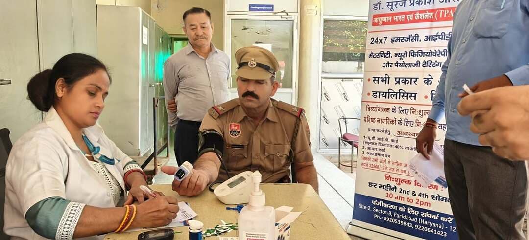 पुलिस प्रेस नोट
29 सितंबर 2026
पुलिस आयुक्त कार्यालय में निःशुल्क स्वास्थ्य जांच शिविर का आयोजन
पुलिस कर्मचारियों के साथ हिमाद्री कौशिक, पुलिस उपायुक्त मुख्यालय ने भी कराई स्वास्थ्य जांच
फरीदाबाद: पुलिस कर्मचारियों की सख्त और व्यस्त ड्यूटी के मद्देनजर विभाग अपने कर्मचारियों के उत्तम स्वास्थ्य एवं कल्याण के प्रति सदैव सजग रहता है। इसी दिशा में आज 29 सितंबर को पुलिस आयुक्त कार्यालय सेक्टर 21C फरीदाबाद में एक विशेष निःशुल्क स्वास्थ्य जांच शिविर का आयोजन कराया गया। इस दौरान 150 से अधिक पुलिस कर्मचारियों ने अपनी स्वास्थ्य जांच कराई।
पुलिस प्रवक्ता ने बताया कि डॉ. सूरज प्रकाश आरोग्य केंद्र द्वारा भारत विकास परिषद के सहयोग से कार्यालय पुलिस आयुक्त सेक्टर 21C फरीदाबाद में यह शिविर आयोजित किया गया। शिविर में अनुभवी डॉक्टरों व विशेषज्ञों की टीम ने पुलिसकर्मियों के ब्लड प्रेशर (BP), ब्लड शुगर, जनरल फिजिशियन परामर्श तथा नेत्र (ऑप्टोमेट्रिस्ट) जांच की। जांच के दौरान कई कर्मचारियों को आंखों में आंशिक कमी के बारे में पता चला, जिन्हें डॉक्टरों द्वारा उचित सलाह दी गई।
इस अवसर पर फरीदाबाद पुलिस कमिश्नर श्री सतेंद्र कुमार गुप्ता, पुलिस उपायुक्त मुख्यालय श्रीमती हिमाद्री कौशिक तथा वेलफेयर इंचार्ज इंस्पेक्टर माया विशेष रूप से मौजूद रहे। श्रीमती हिमाद्री कौशिक, पुलिस उपायुक्त मुख्यालय ने खुद भी शिविर का लाभ उठाया और अपनी स्वास्थ्य व नेत्र जांच कराई।
पुलिस उपायुक्त, मुख्यालय हिमाद्रि कौशिक ने कहा कि पुलिस कर्मचारी लगातार चुनौतीपूर्ण ड्यूटी करते हैं, जिस कारण उनके स्वास्थ्य पर प्रतिकूल प्रभाव पड़ने की संभावना रहती है। ऐसे शिविरों का मुख्य उद्देश्य कर्मचारियों को सेहत के प्रति जागरूक करना और शरीर में पनप रही किसी भी बीमारी का शुरुआती स्तर पर ही पता लगाकर उचित समय पर इलाज सुनिश्चित कराना है। विभाग द्वारा समय-समय पर कर्मचारियों के लिए ऐसे स्वास्थ्य शिविर आयोजित किए जाते रहते हैं।
पुलिस प्रवक्ता