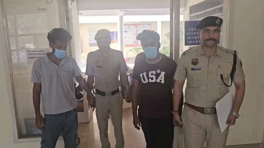 पुलिस प्रेस नोट 29.09.2026
फ्लिपकार्ट पर ट्रेडिंग के नाम पर 3,44,520 रुपये की ठगी, 3 खाताधारक सहित 4 आरोपित गिरफ्तार, साइबर थाना सेंट्रल की कार्रवाई,
फरीदाबाद- फरीदाबाद पुलिस द्वारा साइबर अपराधियों पर लगातार कार्रवाई की जा रही है। फ्लिपकार्ट पर ट्रेडिंग के नाम पर 3,44,520 रुपये की ठगी के एक मामले में कार्रवाई करते हुये साइबर थाना सेंट्रल की टीम ने गौरव श्रीवास्तव(23), सौरभ कुशवाह(21), मोहित(24) वासी गुना मध्य प्रदेश व रवि(23) वासी ललितपुर उत्तर प्रदेश को गिरफ्तार किया है। इनमें तीन खाताधारक है तथा एक खाता उपलब्ध कराने वाला है।
पुलिस प्रवक्ता अनुसार सेक्टर-91 वासी एक महिला ने साइबर थाना सेंट्रल में दी अपनी शिकायत में बताया कि एक अंजान नंबर द्वारा उसे एक व्हॉट्सएप ग्रुप में जोडा गया। व्हॉट्सएप पर उसे एक लिंक दिया गया जिस पर क्लिक करते ही फ्लिप कार्ट नाम की वेबसाइट ओपन होती थी। जहां पर प्रोडक्ट बाय करने उपरांत, बाय बैक ऑपसन पर क्लिक करने पर फिलिप कार्ट अकाउंट में पैसे जमा होते थे। इस तरह शिकायतकर्ता द्वारा अगस्त 2026में 2,30,000 रूपये की ट्रेडिंग की। जब उसने पैसे निकालने की कोशिश की तो खाता फ्रिज हो गया। जिसको अनफ्रिज करने के लिए कथित ठगों द्वारा 1,14,520 रुपये की मांग और की गई जो शिकायतकर्ता ने ठगो द्वारा खाता में भेज दिए। जिसके बाद फसे कोई पैसा वापस नही मिला। जिस संबंध में थाना साइबर सेंट्रल में संबंधित धाराओं में मामला दर्ज किया गया।
पूछताछ में सामने आया कि आरोपित रवि,सौरभ व मोहित खाताधारक है, रवि के खाता में ठगी के 70,000, सौरभ के खाता में 50,000 व मोहित के खाता में 60,000 रुपये आये थे। गौरव ने मोहित का खाता आगे ठगो को उपलब्ध करवाया था। मोहित व गौरव 12वीं, सौरभ व रवि 8वीं पास है। चारो को माननीय न्यायलय में पेश कर जेल भेजा गया है।
पुलिस प्रवक्ता