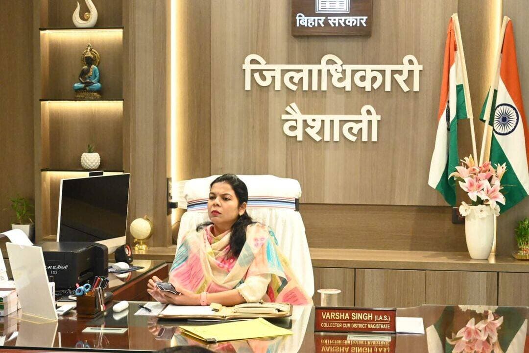 🏆 खेल के मैदान में चमकेगी वैशाली की प्रतिभा! 🏅
जिला स्तरीय विद्यालय खेल प्रतियोगिता 2026-27 के सफल आयोजन को लेकर जिला पदाधिकारी, वैशाली श्रीमती वर्षा सिंह (भा.प्र.से.) की अध्यक्षता में आयोजन समिति की बैठक आयोजित की गई। बैठक में प्रतियोगिता की तैयारियों, व्यवस्थाओं एवं सफल संचालन को लेकर आवश्यक निर्देश दिए गए।
📅 02 से 05 अक्टूबर 2026 तक आयोजित होने वाली इस प्रतियोगिता में विद्यार्थियों को अपनी खेल प्रतिभा दिखाने का शानदार अवसर मिलेगा।
📍 प्रमुख खेल स्थल:
• बसावन सिंह इंडोर स्टेडियम, हाजीपुर
• शिवसागर विद्या मंदिर
• रामदौली खेल मैदान
• रेलवे कॉलोनी खेल मैदान
• वीर कुंवर सिंह क्रिकेट मैदान
⚽🏃♀️🏸 लगभग 35 इंडोर एवं आउटडोर खेल विधाओं में प्रतिभागी अपनी प्रतिभा का प्रदर्शन करेंगे, जिनमें एथलेटिक्स, वॉलीबॉल, फुटबॉल, हैंडबॉल, कबड्डी, रग्बी, कराटे, बैडमिंटन, ताइक्वांडो, जूडो, शतरंज सहित विभिन्न खेल शामिल हैं।
खिलाड़ियों के लिए सभी खेल स्थलों पर साफ-सफाई, सुरक्षा एवं चिकित्सा सुविधा सुनिश्चित की जाएगी। तकनीकी पदाधिकारियों एवं शारीरिक शिक्षा के शिक्षक-शिक्षिकाओं की भी प्रतिनियुक्ति की जाएगी।
🌟 जिला स्तर पर सफल प्रतिभागियों को 06 अक्टूबर 2026 से आयोजित प्रमंडल स्तरीय प्रतियोगिता में वैशाली का प्रतिनिधित्व करने का अवसर मिलेगा। प्रमंडल स्तर पर चयनित खिलाड़ी आगे राज्य स्तरीय प्रतियोगिता में अपनी प्रतिभा का प्रदर्शन करेंगे।
खेलो, आगे बढ़ो और वैशाली का नाम रोशन करो! 🇮🇳🏆
Information & Public Relations Department, Government of Bihar
Department of Sports, Government of Bihar
Samrat Choudhary
<nis:link nis:type=tag nis:id=cmsamrat nis:value=CMSamrat nis:enabled=true nis:link/>
<nis:link nis:type=tag nis:id=vaishaliadministration nis:value=VaishaliAdministration nis:enabled=true nis:link/> <nis:link nis:type=tag nis:id=schoolsports2026 nis:value=SchoolSports2026 nis:enabled=true nis:link/> <nis:link nis:type=tag nis:id=khelovaishali nis:value=KheloVaishali nis:enabled=true nis:link/> <nis:link nis:type=tag nis:id=sportstalent nis:value=SportsTalent nis:enabled=true nis:link/> <nis:link nis:type=tag nis:id=districtsports nis:value=DistrictSports nis:enabled=true nis:link/>