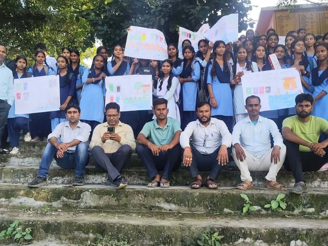 स्वच्छता ही सेवा अभियान के तहत चिरांद ग्राम में विभिन्न गतिविधियों का आयोजन
दिनांक 29 सितम्बर 2026 को जिला गंगा समिति के तत्वावधान में छपरा प्रखंड के चिरांद ग्राम स्थित तापसी सिंह उच्च विद्यालय के प्रांगण में स्वच्छता ही सेवा अभियान के अंतर्गत विभिन्न जागरूकता एवं सहभागिता कार्यक्रमों का आयोजन किया गया।
इस अवसर पर विद्यार्थियों एवं उपस्थित लोगों की सहभागिता से—
स्वच्छता श्रमदान किया गया।
पेंटिंग प्रतियोगिता के माध्यम से स्वच्छता एवं पर्यावरण संरक्षण का संदेश दिया गया।
क्विज प्रतियोगिता आयोजित कर बच्चों के ज्ञान एवं जागरूकता को बढ़ाया गया।
ठोस अपशिष्ट प्रबंधन नियमावली, 2026 के तहत चार रंगों वाले कूड़ेदानों के सही उपयोग एवं कचरे के उचित पृथक्करण के संबंध में बच्चों के साथ विस्तृत चर्चा की गई।
कार्यक्रम का उद्देश्य विद्यार्थियों एवं ग्रामीण समुदाय में स्वच्छता, कचरा पृथक्करण, पर्यावरण संरक्षण एवं गंगा नदी की स्वच्छता के प्रति जागरूकता बढ़ाना तथा स्वच्छ एवं स्वस्थ समाज के निर्माण में जनभागीदारी को प्रोत्साहित करना रहा।
आइए, हम सभी मिलकर स्वच्छता को अपनी जिम्मेदारी और दैनिक आदत बनाएं।
स्वच्छ गंगा — स्वच्छ समाज — स्वस्थ भविष्य