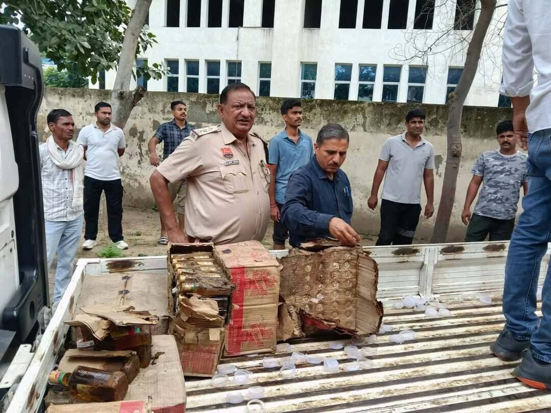 4152 बोतल अंग्रेजी शराब को किया नष्ट,थाना सेक्टर 8 पुलिस की कार्रवाई:पुलिस प्रवक्ता
फरीदाबाद, 29 सितंबर।
Aonenews अरविन्द बक्शी
फरीदाबाद पुलिस द्वारा अवैध शराब की तस्करी एवं बिक्री पर अंकुश लगाने के लिए लगातार प्रभावी कार्रवाई की जा रही है। इसी क्रम में थाना सेक्टर-8 के अंतर्गत वर्ष 2024 में दर्ज एक्साइज एक्ट के एक मामले में बरामद की गई 346 पेटी (4152 बोतल) अंग्रेजी शराब का माननीय न्यायालय के आदेशानुसार निस्तारण किया गया।
उक्त मामले में थाना सेक्टर 8 की टीम ने बरामद शराब का निस्तारण करने के लिए माननीय अदालत में आवेदन किया था। थाना की टीम द्वारा प्रभावी पैरवी की गई जिस पर माननीय अदालत श्री विरेंद्र कुमार, जे एम आई सी, फरीदाबाद द्वारा शराब के निस्तारण के आदेश जारी किये। माननीय अदालत के आदेशों की अनुपालना में निर्धारित प्रक्रिया के तहत बरामद शराब का निस्तारण किया गया।
पुलिस प्रवक्ता ने जानकारी देते हुए बताया कि ड्यूटी मजिस्ट्रेट राजीव कुमार, इंस्पेक्टर एक्साइज तथा थाना सेक्टर-8 के प्रभारी निरक्षक राजवीर सिंह की मौजूदगी में कुल 4152 बोतल अंग्रेजी शराब, कुल 346 पेटियों का नियमानुसार डिस्पोजल किया गया। निस्तारण की पूरी कार्रवाई संबंधित अधिकारियों की निगरानी एवं निर्धारित कानूनी प्रक्रिया के तहत संपन्न की गई।
फरीदाबाद पुलिस द्वारा अवैध शराब की तस्करी, बिक्री एवं अन्य गैरकानूनी गतिविधियों के विरुद्ध लगातार अभियान चलाया जा रहा है। पुलिस द्वारा ऐसे मामलों में संलिप्त व्यक्तियों की पहचान कर उनके विरुद्ध कानून के प्रावधानों के तहत आवश्यक कानूनी कार्रवाई की जा रही है।
फरीदाबाद पुलिस की आमजन से अपील है कि उनके आसपास यदि कोई व्यक्ति अवैध शराब वनशा तस्करी का काम करता है या किसी भी प्रकार का मादक पदार्थों को रखता है तो इसकी सूचना तुरंत फरीदाबाद पुलिस के कंट्रोल रूम नंबर 9999150000 या फिर डायल 112, हेल्पलाइन नंबर 9050891508 या फिर स्थानीय पुलिस को तुरंत सूचना दें। सूचना देने वाले की पहचान गुप्त रखी जाएगी।
घर से फोन, नकदी व आभूषण चोरी करने के मामले में एक और आरोपी गिरफ्तार, क्राईम ब्रांच उंचा गांव की कार्रवाई,
1 फोन, 5 जोडी चांदी की पायल व 10,000 रुपये बरामद
फरीदाबाद- फरीदाबाद पुलिस द्वारा चोरो पर लगातार कार्रवाई की जा रही है, जिस पर थाना सेक्टर-58 क्षेत्र के अंतर्गत घर से फोन, नकदी व आभूषण चोरी करने के मामले में क्राईम ब्रांच उंचा गांव की टीम ने इमरान(23) वासी पलवल को गिरफ्तार किया है।
पुलिस प्रवक्ता अनुसार संजय वासी सिकरोना कालोनी फरीदाबाद ने पुलिस चौकी सिकरोना कालोनी में दी अपनी शिकायत में बताया कि 20 सितंबर की रात वह ड्युटी से आकर अपने परिवार के साथ सो गया था जब उसने सुबह उठकर देखा तो अलमारी से पैसे व चांदी के आभूषण व घर से 3 फोन कोई नामपता नामालुम व्यक्ति चोरी कर ले गया था। जिस संबंध में थाना सेक्टर-58 में संबंधित धाराओं में मामला दर्ज किया गया।
पूछताछ में सामने आया कि आरोपित 20/21 सितंबर की रात को दिवार फांदकर घर के अंदर घुसा था और चोरी कर अपने दो अन्य दोस्तो के साथ वहां से फरार हो गया था। जिससे 1 फोन, 5 जोडी चांदी की पायल व 10,000 रुपये बरामद हुए है। जिसको माननीय न्यायलय में पेश कर जेल भेजा गया है। पूर्व में 2 आरोपितों को गिरफ्तार कर जेल भेजा गया है।