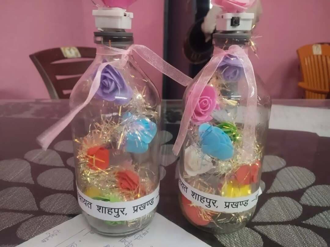 ♻️✨ कबाड़ नहीं, संसाधन है—बस नजरिया बदलने की जरूरत है!
स्वच्छता ही सेवा 2026 के तहत जहानाबाद जिले के सभी प्रखंडों में ‘कबाड़ से जुगाड़’ एवं ‘कबाड़ से कला’ गतिविधियों का आयोजन किया गया।
◆ प्लास्टिक की बोतलें, गत्ते, कागज, पुराने डिब्बे, कपड़े एवं अन्य अनुपयोगी सामग्रियों से तैयार की गईं उपयोगी वस्तुएं एवं आकर्षक कलाकृतियां।
◆ बच्चों एवं समुदाय के सदस्यों ने अपनी रचनात्मकता और नवाचार से दिया स्वच्छता एवं पर्यावरण संरक्षण का संदेश।
◆ आमजनों को Reuse, Recycle एवं कचरे के पृथक्करण के प्रति किया गया जागरूक।
◆ गतिविधियों के माध्यम से अनुपयोगी वस्तुओं को फेंकने के बजाय उन्हें नया उपयोग और नया रूप देने के लिए किया गया प्रेरित।
🌱 संदेश स्पष्ट है—“कचरा समस्या नहीं, सही प्रबंधन के साथ संसाधन है।”
♻️ कबाड़ को पहचानें • रचनात्मकता से सजाएं • पुनः उपयोग बढ़ाएं • स्वच्छता को जन-आंदोलन बनाएं।
#स्वच्छता_ही_सेवा2026 #कबाड़_से_जुगाड़ #कबाड़_से_कला #स्वच्छ_जहानाबाद #विकसितभारत_समृद्धबिहार_आदर्शजहानाबाद