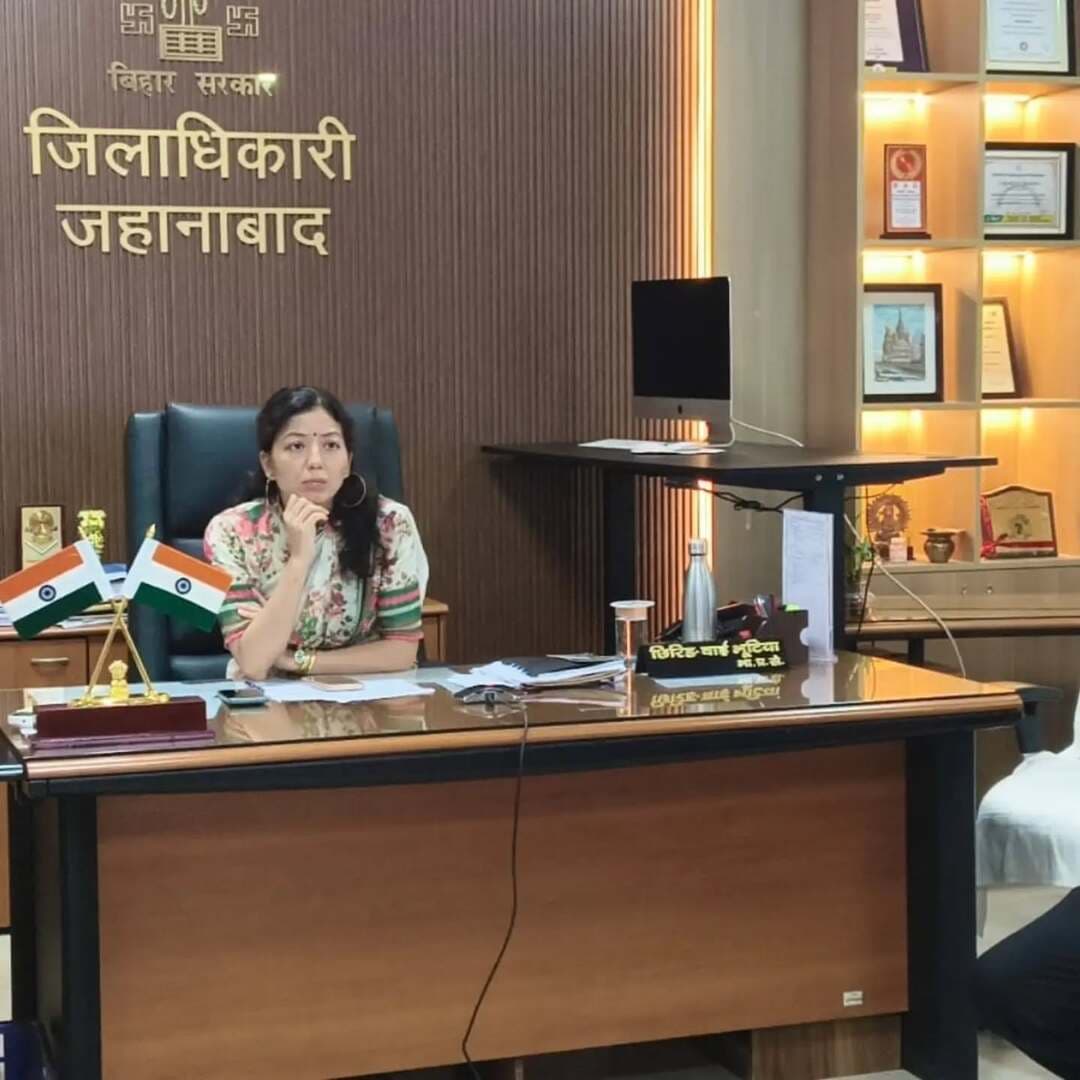 🏫🏥 कायाकल्प योजना को मिलेगी गति—विद्यालयों, स्वास्थ्य संस्थानों, आंगनबाड़ी केंद्रों एवं सरकारी भवनों के कायाकल्प पर जोर
◆ विकास आयुक्त, बिहार श्री मिहिर कुमार सिंह ने वीडियो कॉन्फ्रेंसिंग के माध्यम से कायाकल्प योजना के क्रियान्वयन की समीक्षा की। जहानाबाद से जिला पदाधिकारी श्रीमती छिरिङ वाई भूटिया सहित संबंधित विभागों के पदाधिकारी बैठक में शामिल हुए।
✅ पोर्टल पर प्रविष्ट योजनाओं के साथ वित्तीय स्रोत (Source of Funding) स्पष्ट रूप से दर्ज करने के निर्देश।
✅ विद्यालयों के रंग-रोगन एवं जीर्णोद्धार, अस्पतालों/स्वास्थ्य संस्थानों, आंगनबाड़ी केंद्रों तथा सरकारी एवं सामुदायिक भवनों के कायाकल्प की समीक्षा।
✅ विभागीय संसाधनों के अनुरूप योजनाओं को प्राथमिकता के आधार पर शीघ्र क्रियान्वित करने पर जोर।
✅ विद्यालयों के प्रधानाध्यापकों एवं संबंधित समितियों के साथ बैठक कर योजनाओं की समीक्षा एवं आवश्यक अनुमोदन सुनिश्चित करने के निर्देश।
✅ प्रभारी मंत्री, सांसद, विधायक एवं अन्य स्थानीय जनप्रतिनिधियों के साथ प्रस्तावित योजनाओं की सूची की समीक्षा एवं अनुमोदन सुनिश्चित करने को कहा गया।
📍 02 अक्टूबर को गांधी जयंती के अवसर पर आयोजित ग्राम सभाओं में संबंधित कायाकल्प योजनाओं का अनुमोदन सुनिश्चित करने के निर्देश।
#कायाकल्प_योजना #जहानाबाद #जिला_प्रशासन
#विकसितभारत_समृद्धबिहार_आदर्शजहानाबाद